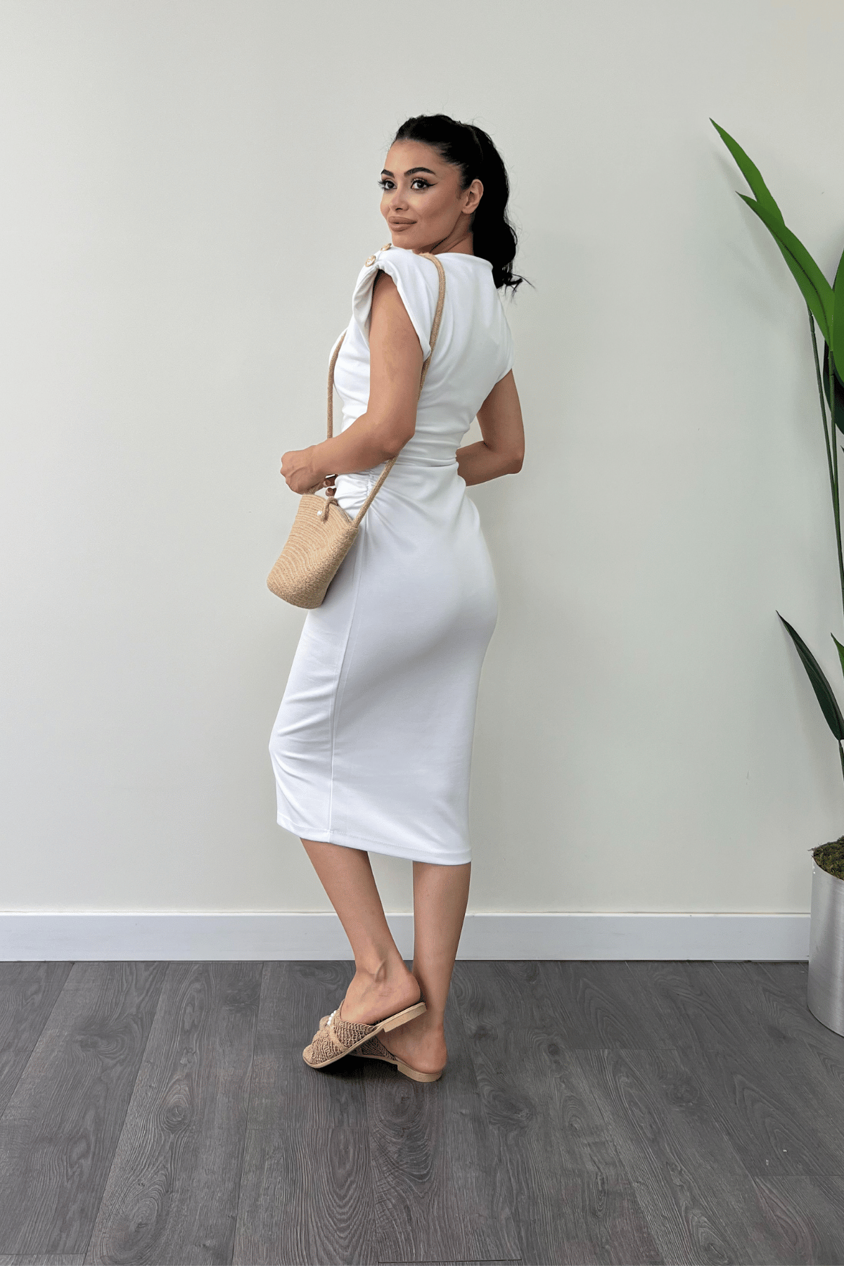 Penye Kumaş Omuz Detaylı Büzgülü Kalem Elbise - BEYAZ