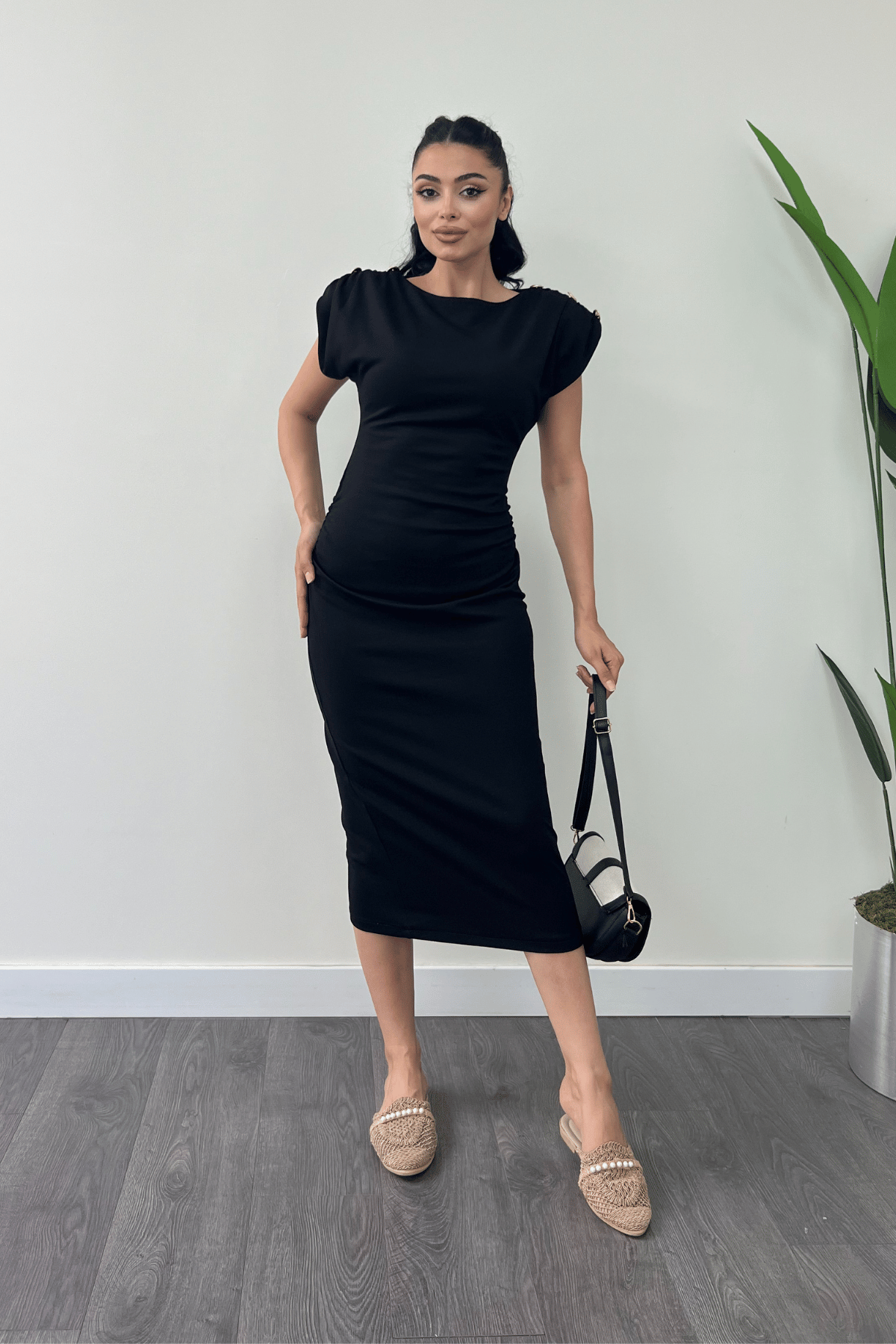 Penye Kumaş Omuz Detaylı Büzgülü Kalem Elbise - SİYAH