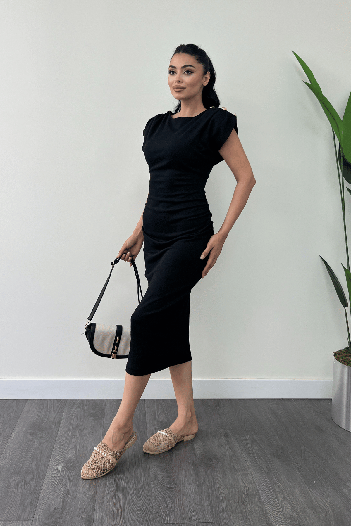 Penye Kumaş Omuz Detaylı Büzgülü Kalem Elbise - SİYAH