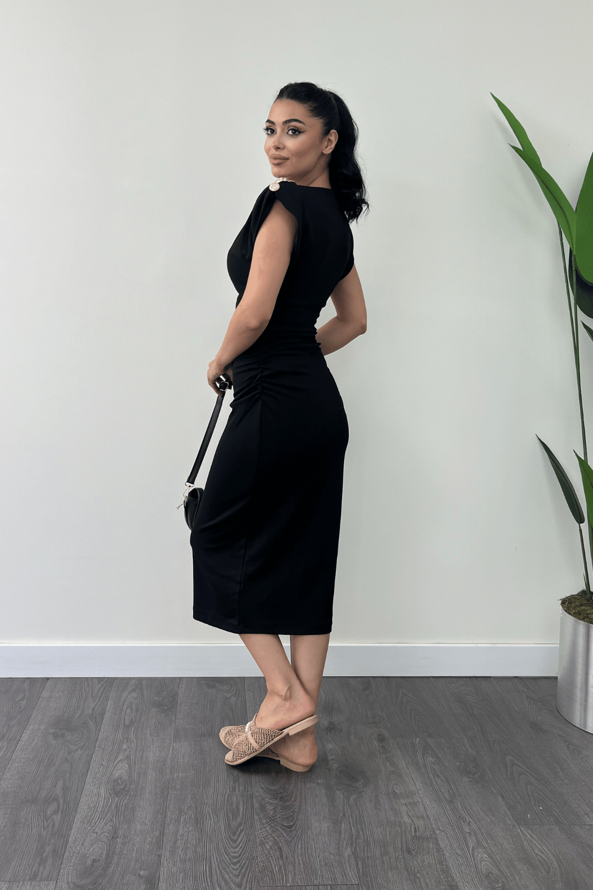 Penye Kumaş Omuz Detaylı Büzgülü Kalem Elbise - SİYAH