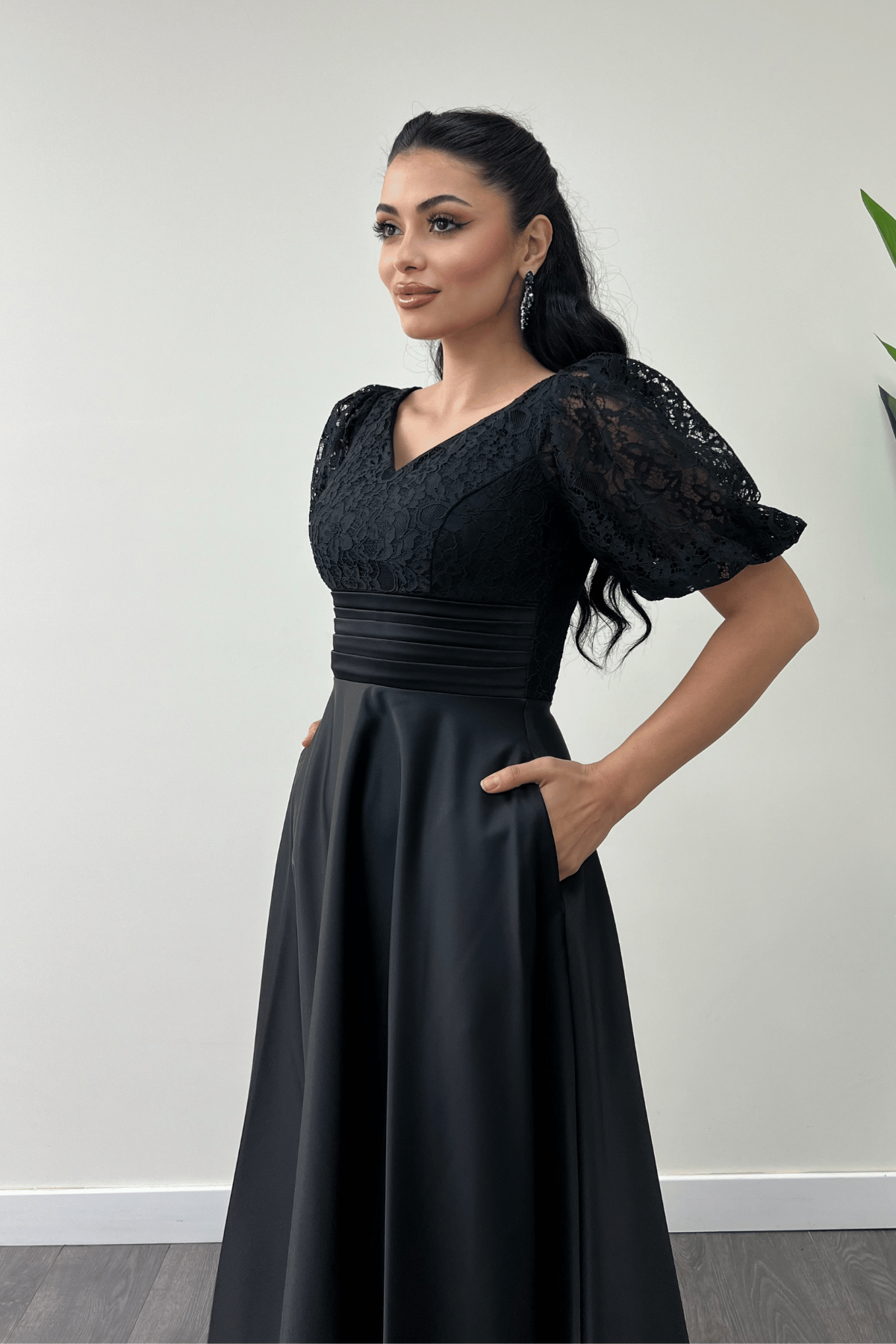 Üst Dantel Alt Saten Detaylı Midi Elbise - SİYAH