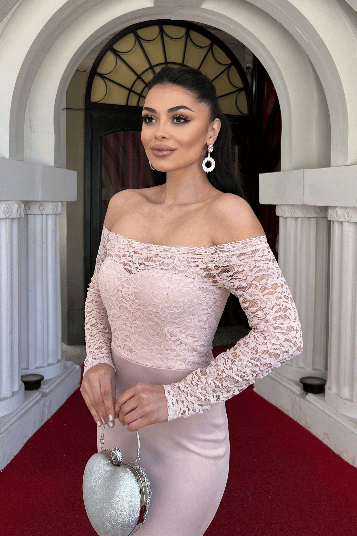 فستان ميدي بتنورة مكشكشة واكمام من الدانتيل - بودرة