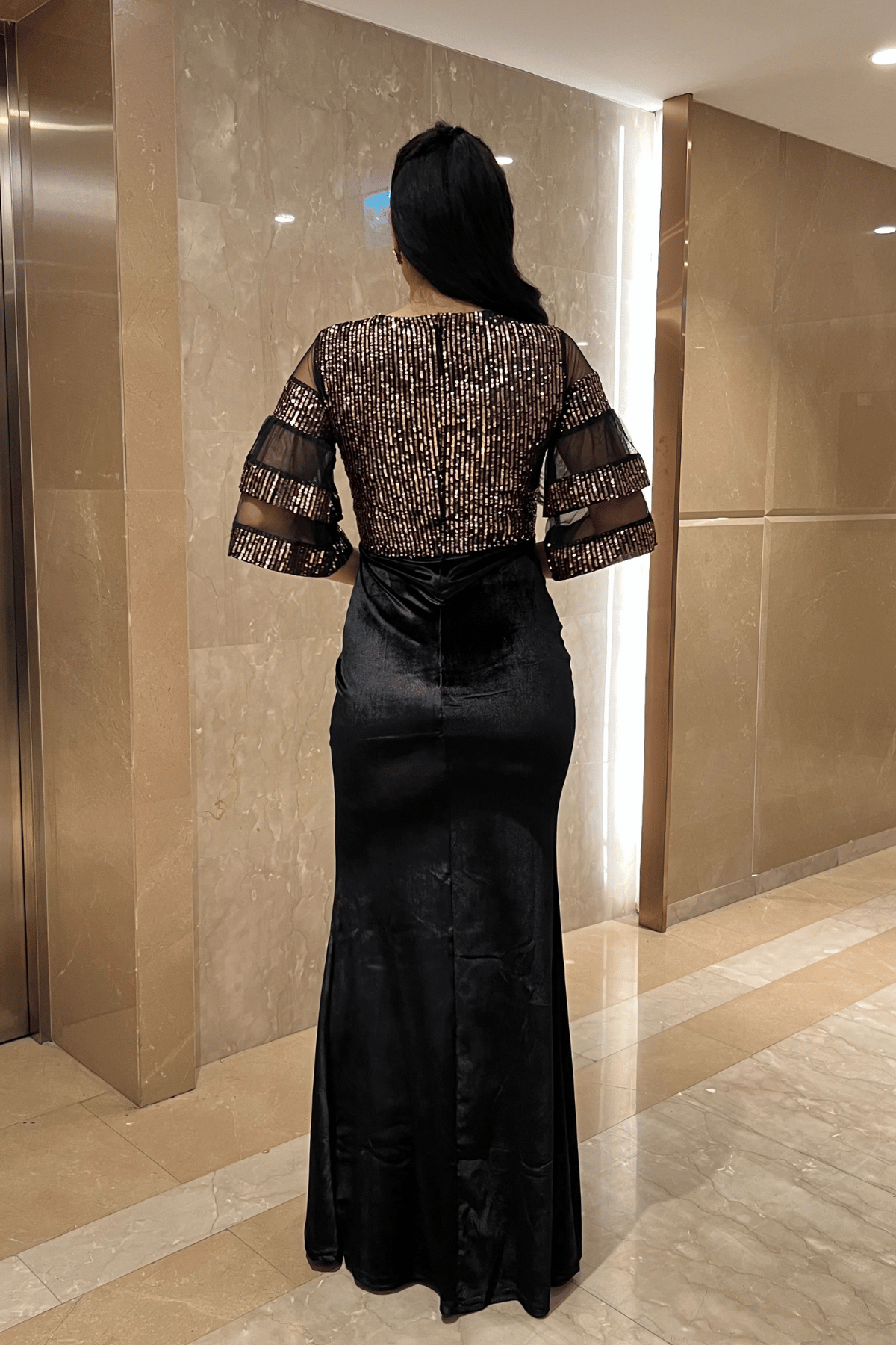 فستان سهرة مخملي من الأعلى مزين بالترتر من الأسفل