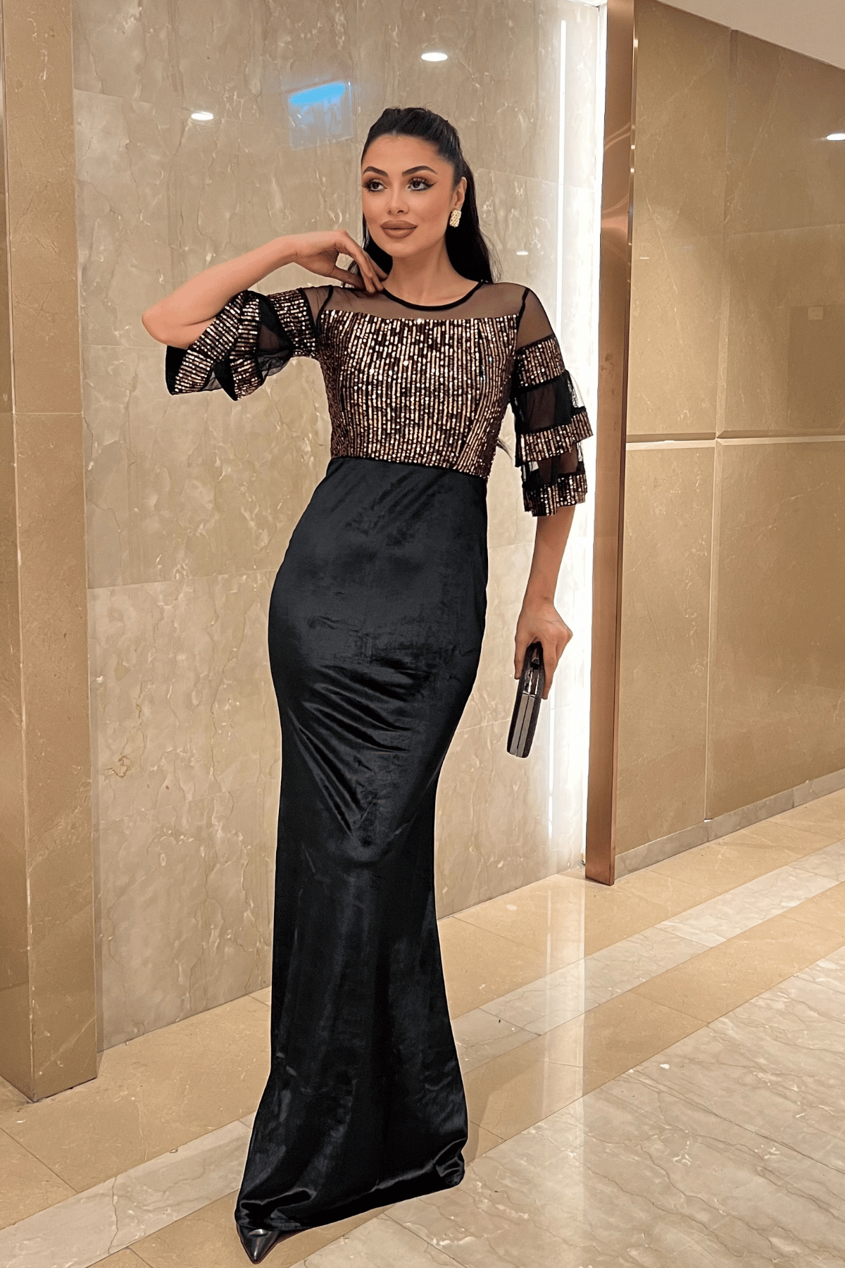 فستان سهرة مخملي من الأعلى مزين بالترتر من الأسفل