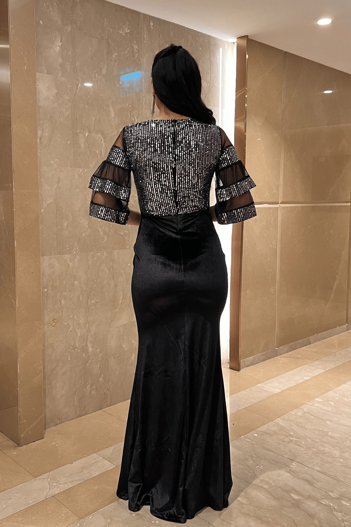 فستان سهرة مخملي من الأعلى مزين بالترتر من الأسفل