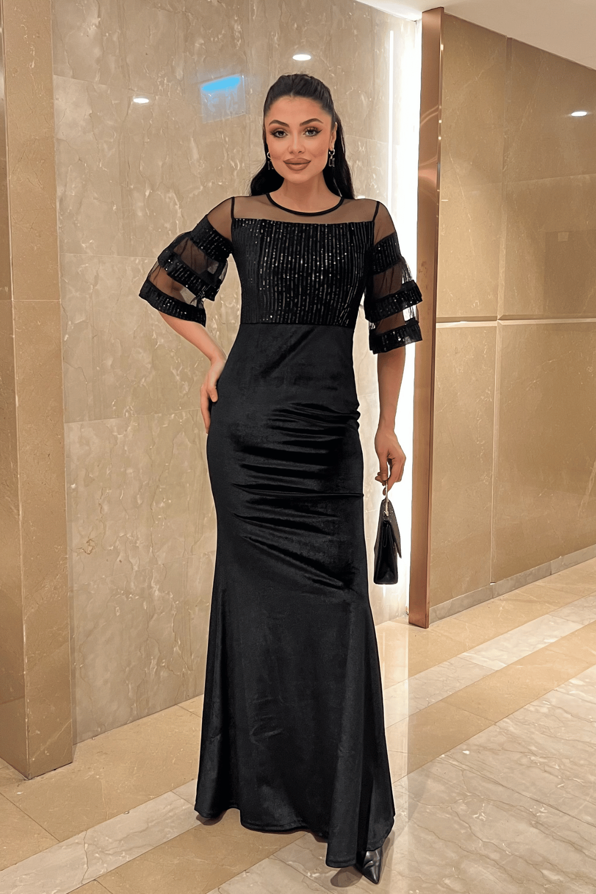 فستان سهرة مخملي من الأعلى مزين بالترتر من الأسفل