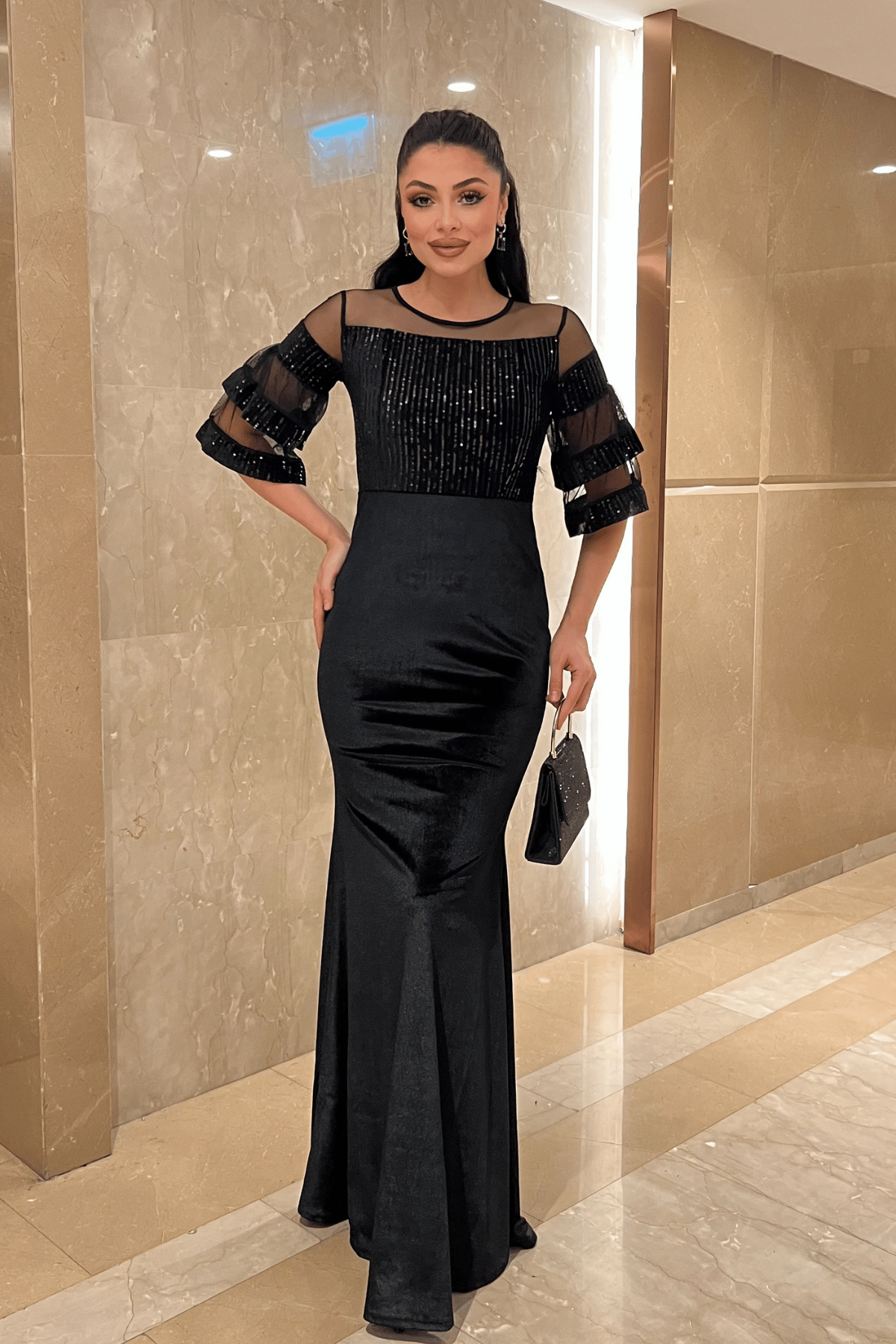 فستان سهرة مخملي من الأعلى مزين بالترتر من الأسفل