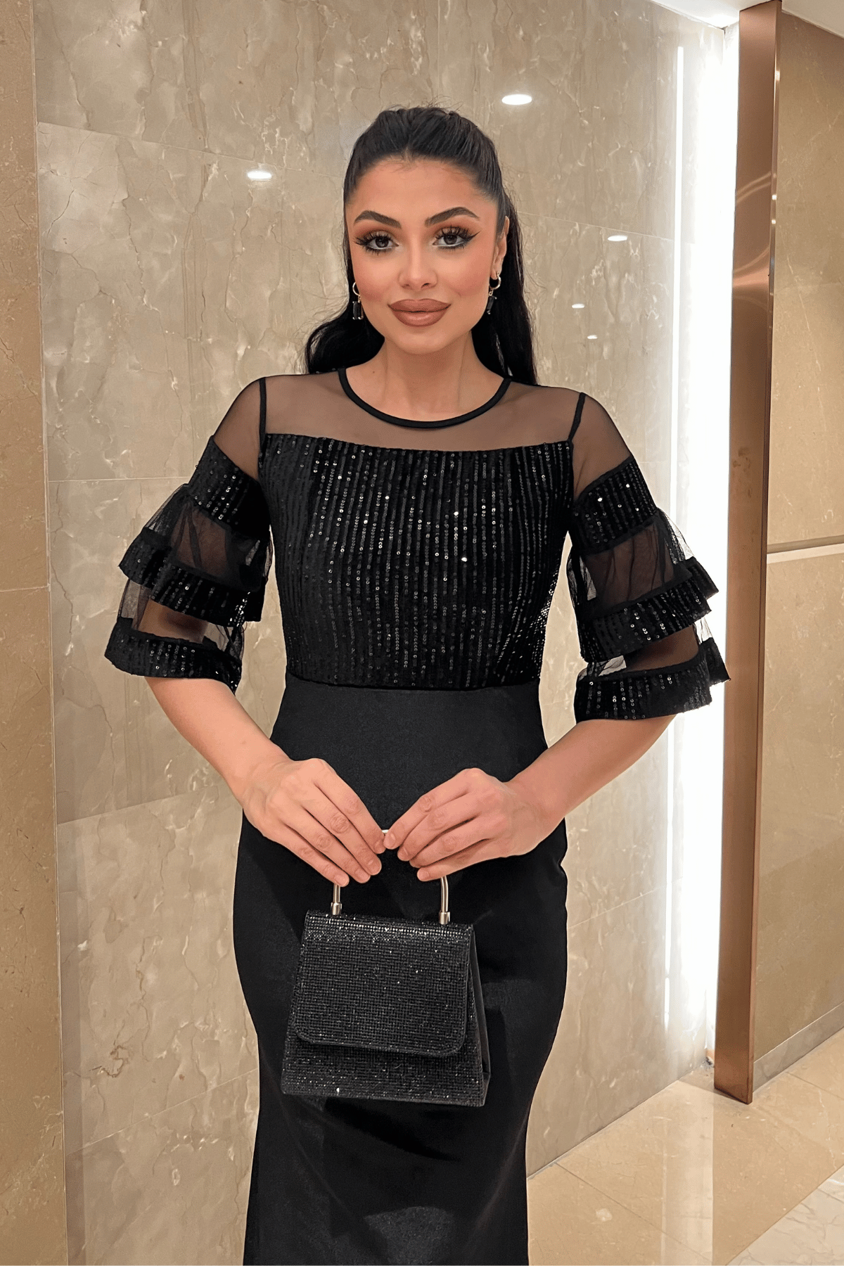 فستان سهرة مخملي من الأعلى مزين بالترتر من الأسفل