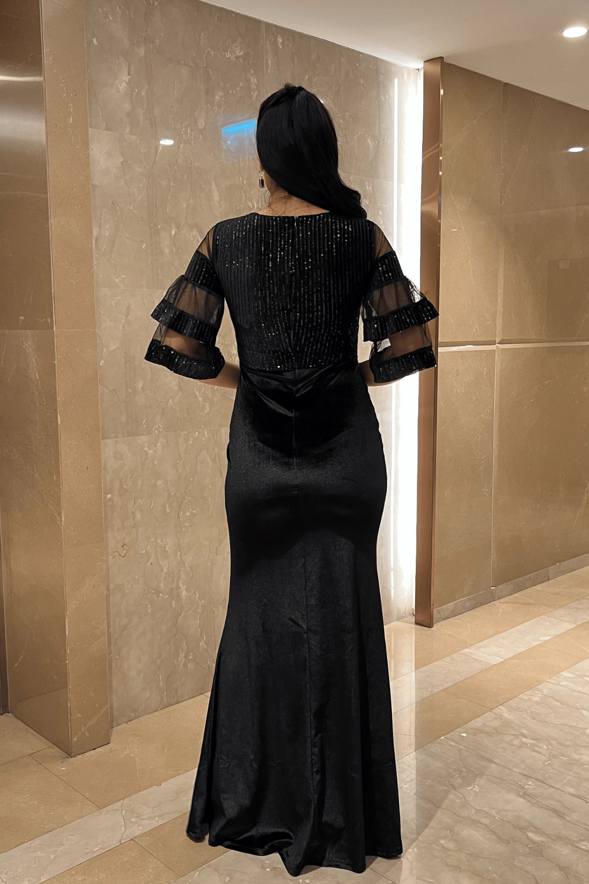 فستان سهرة مخملي من الأعلى مزين بالترتر من الأسفل