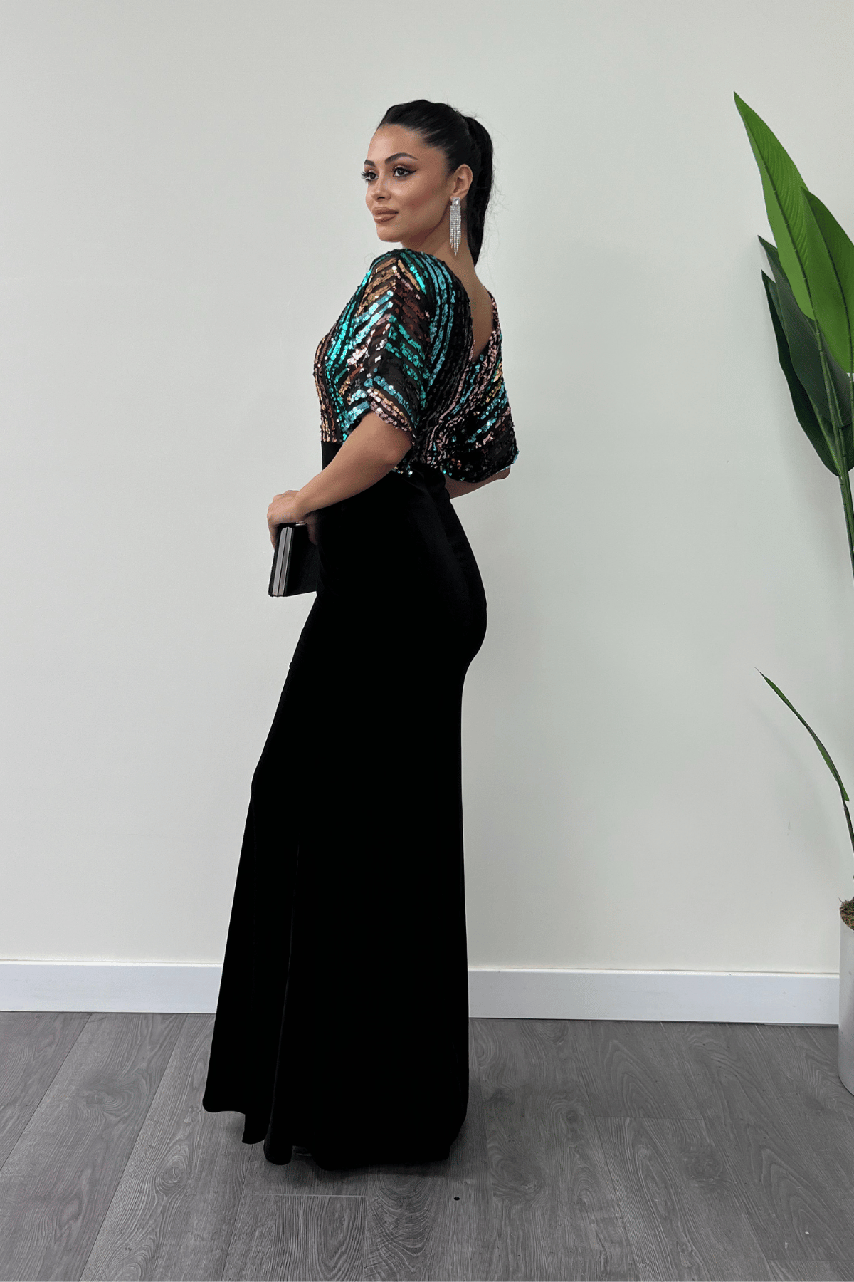 فستان سمكة بأكمام الخفافيش من القماش المخملي مزين بالترتر الملون - أسود - أسود