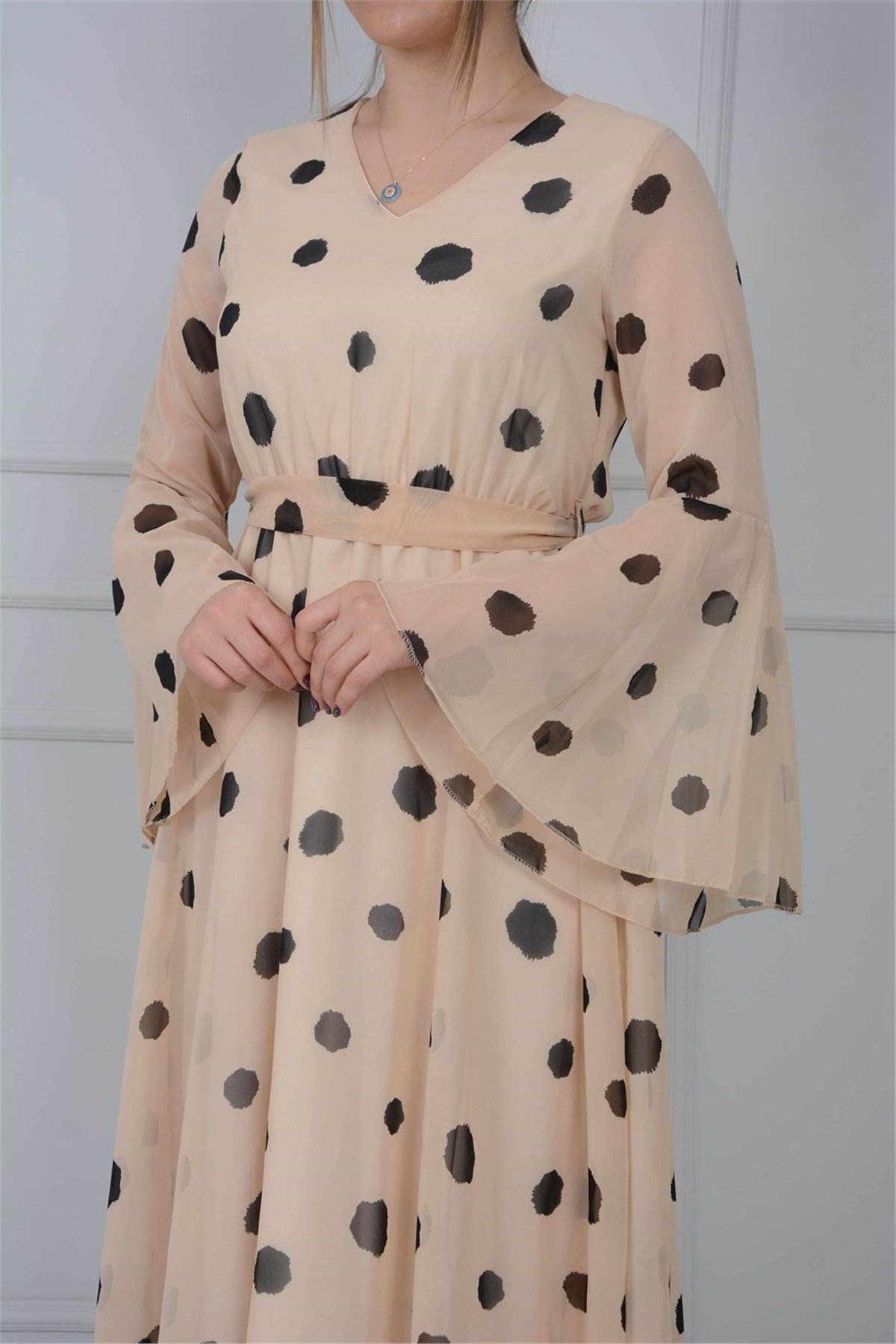 V Yaka Kuşaklı Şifon Elbise - Krem