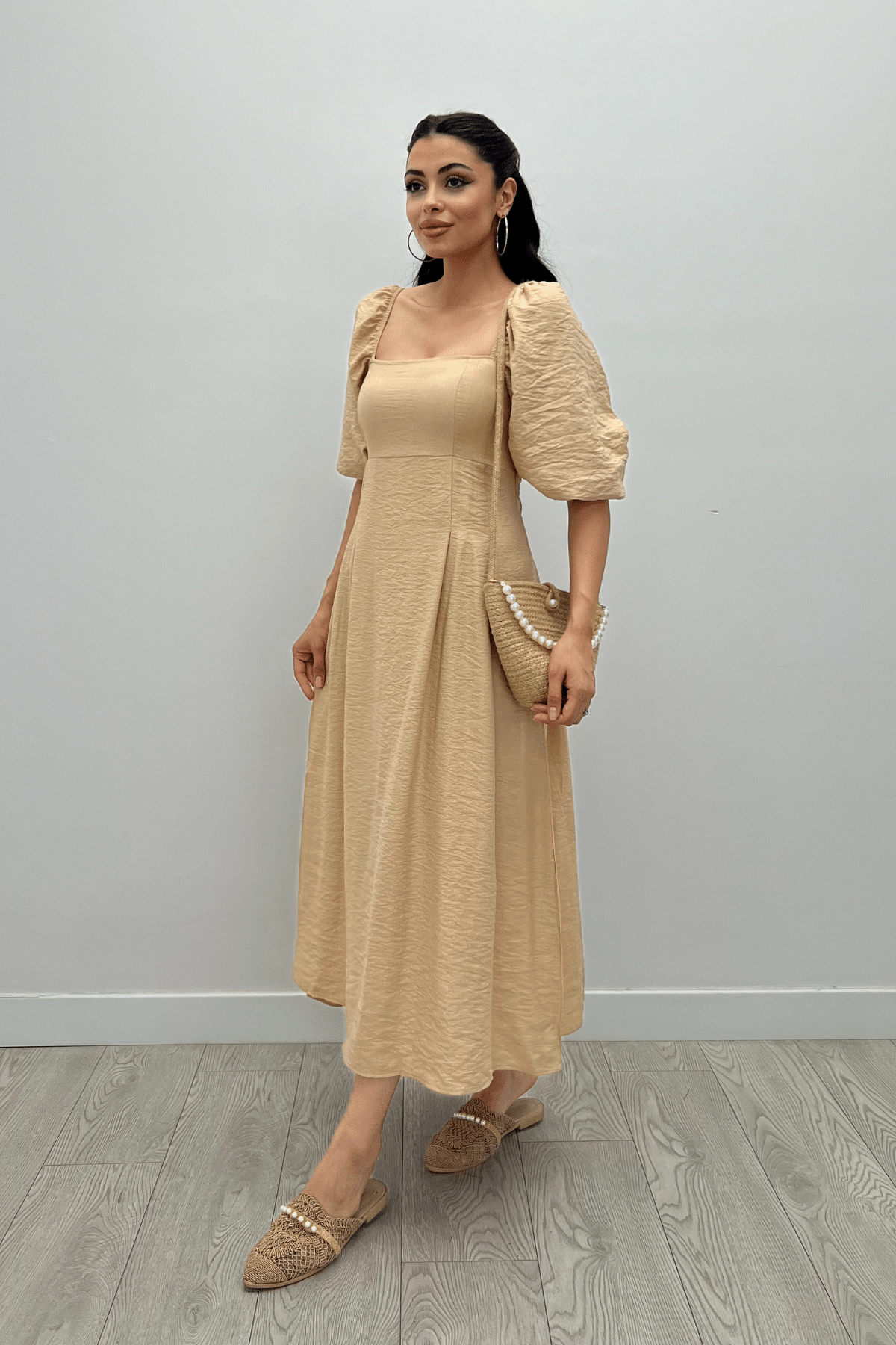 فستان ميدي  باكمام منفوخة - كريمي