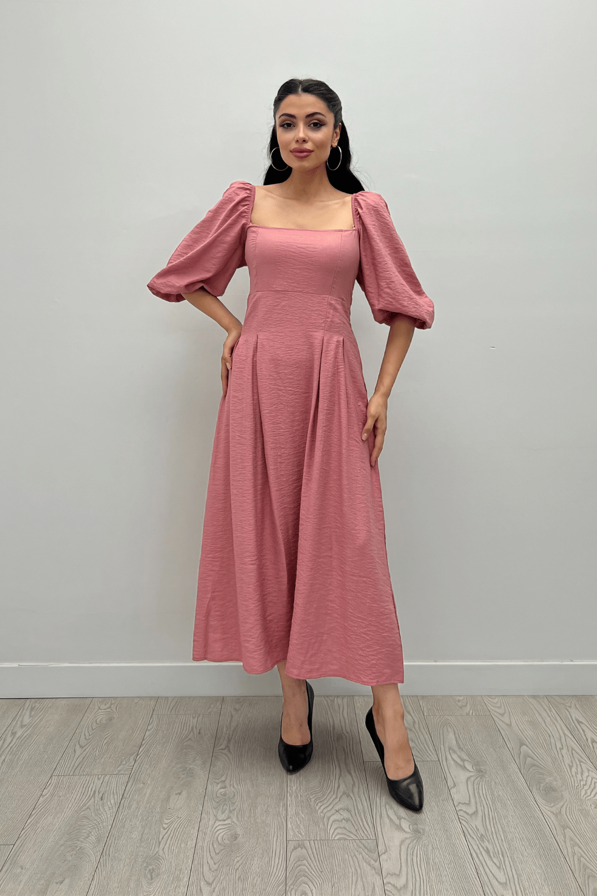 فستان ميدي  باكمام منفوخة - وردي 