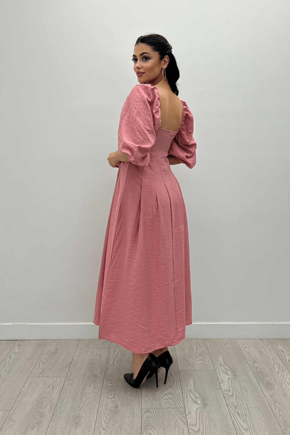 فستان ميدي  باكمام منفوخة - وردي 