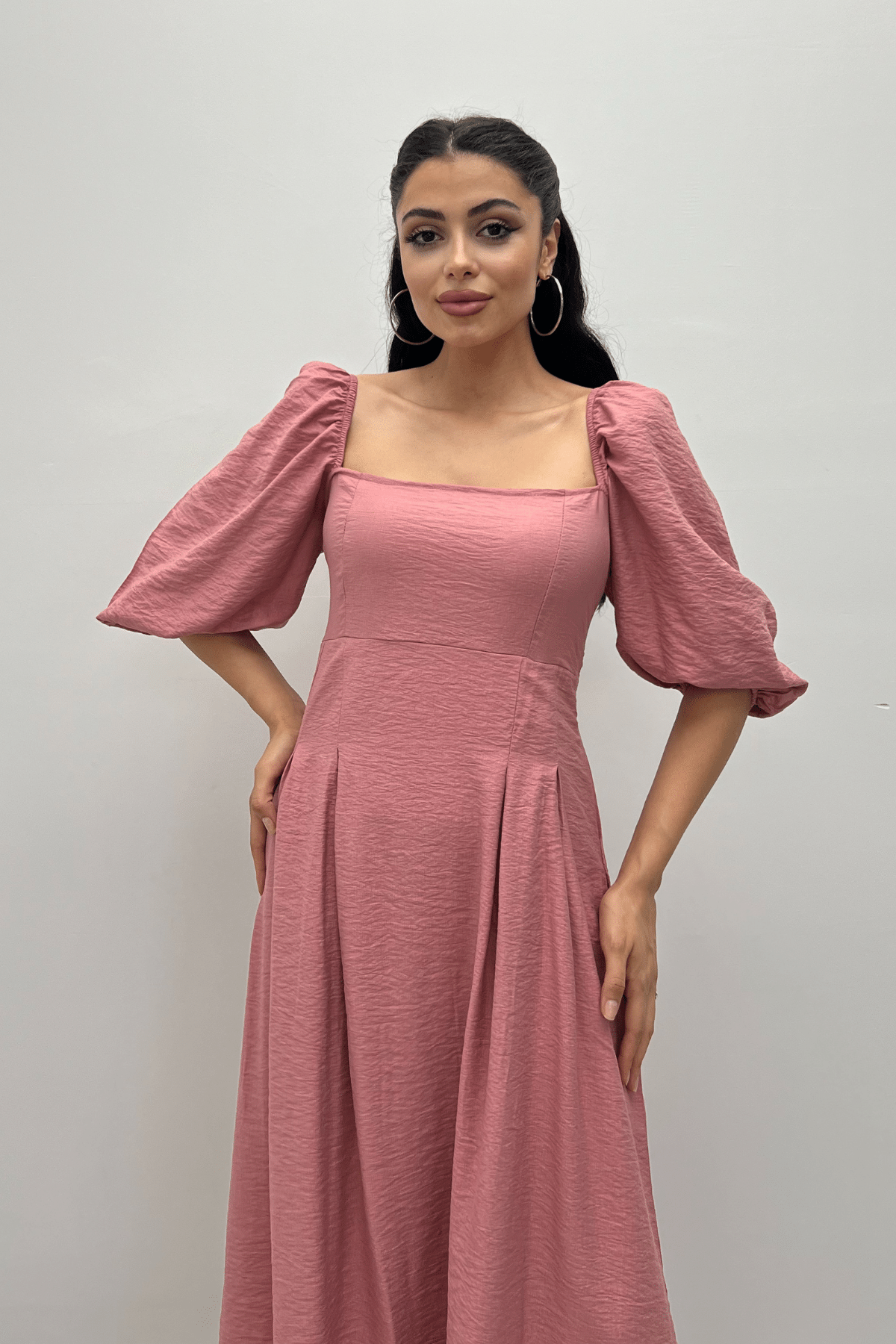 فستان ميدي  باكمام منفوخة - وردي 