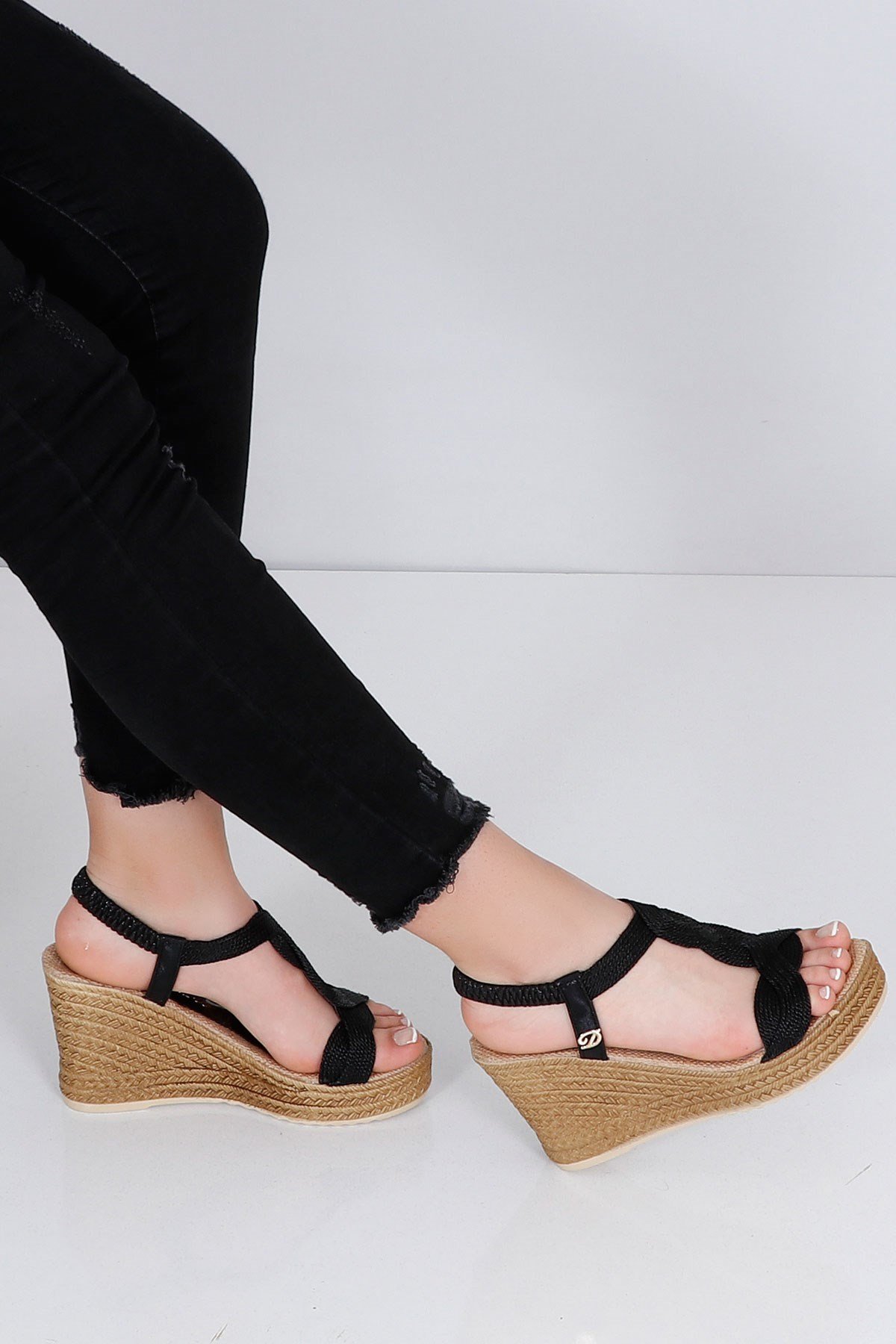 Siyah Yüksek Dolgu Topuk Kadın Sandalet 1036