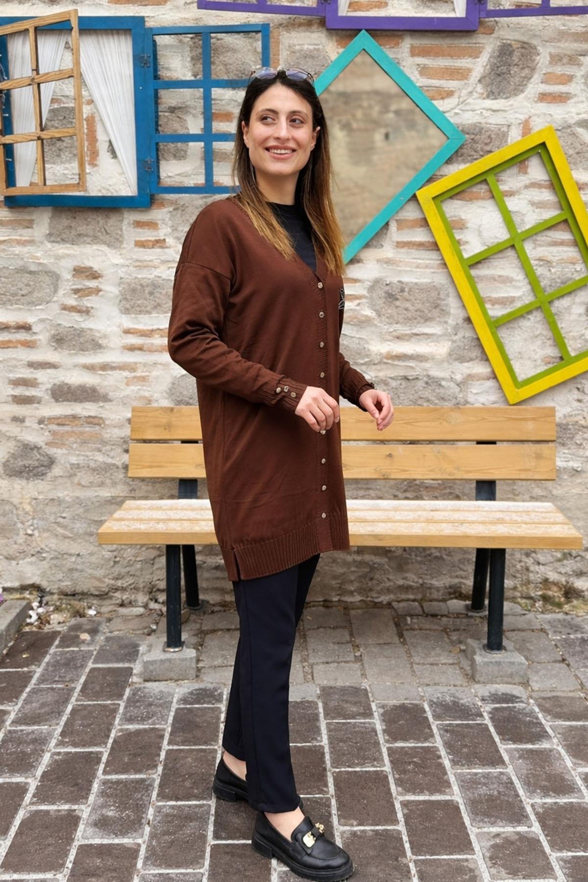 Kuş Nakışlı Pul Detaylı Triko Hırka - KAHVE