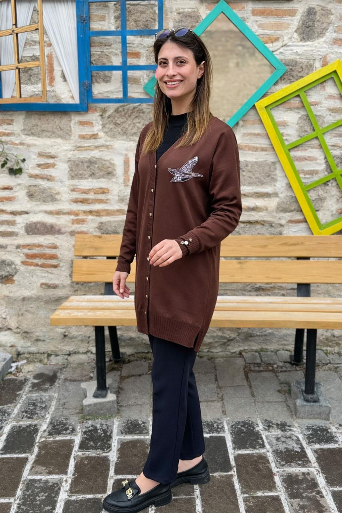 Kuş Nakışlı Pul Detaylı Triko Hırka - KAHVE