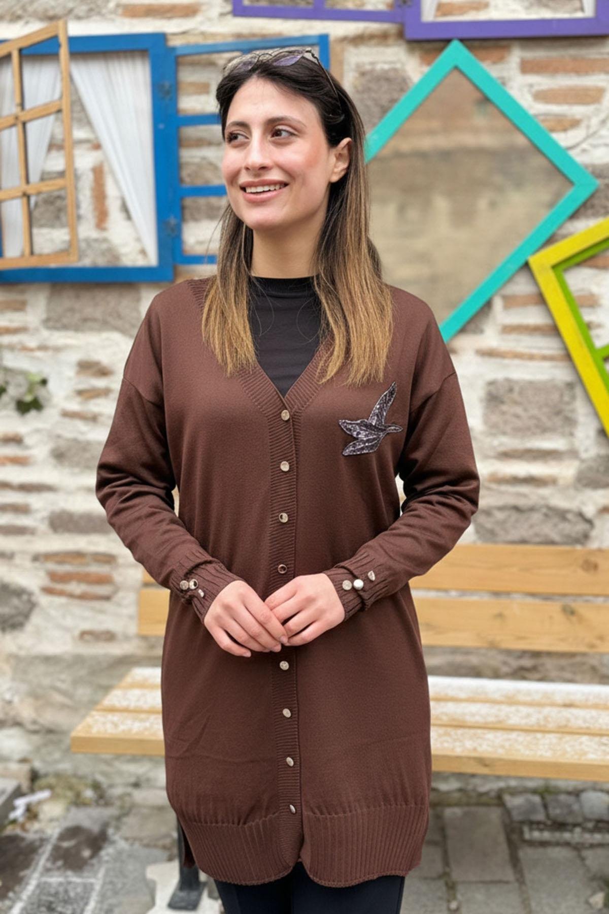 Kuş Nakışlı Pul Detaylı Triko Hırka - KAHVE