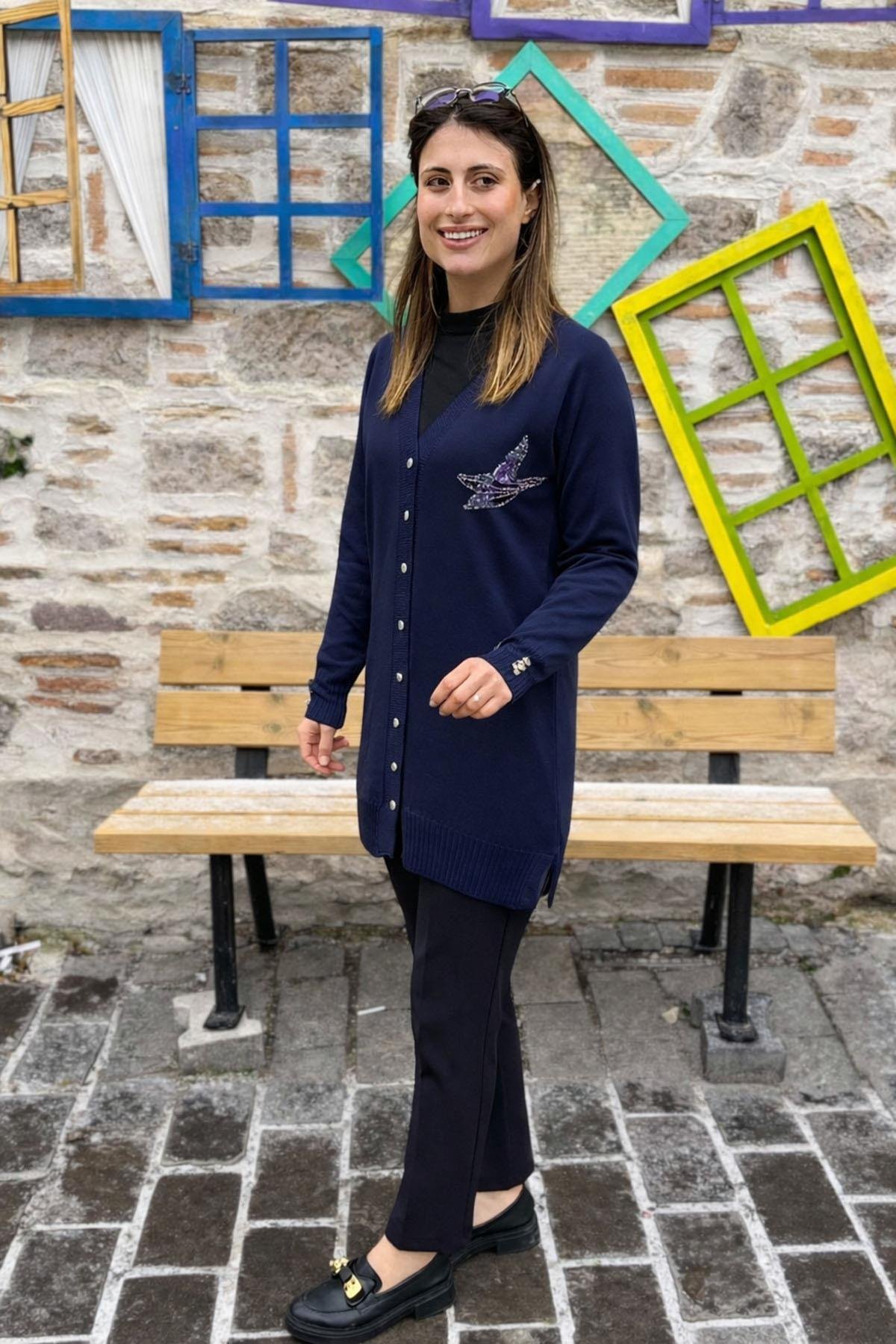 Kuş Nakışlı Pul Detaylı Triko Hırka - LACİVERT