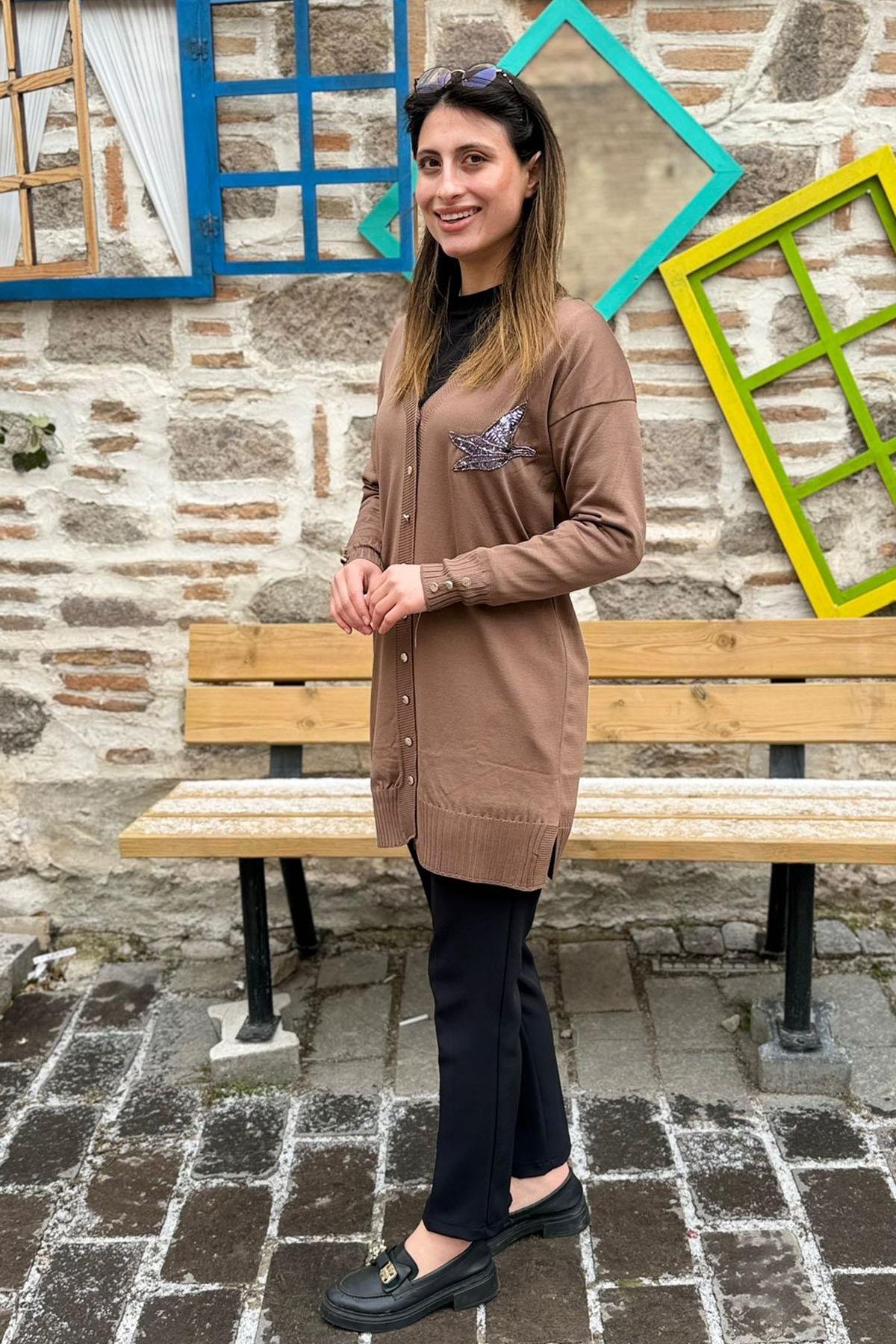 Kuş Nakışlı Pul Detaylı Triko Hırka - SÜTLÜ KAHVE