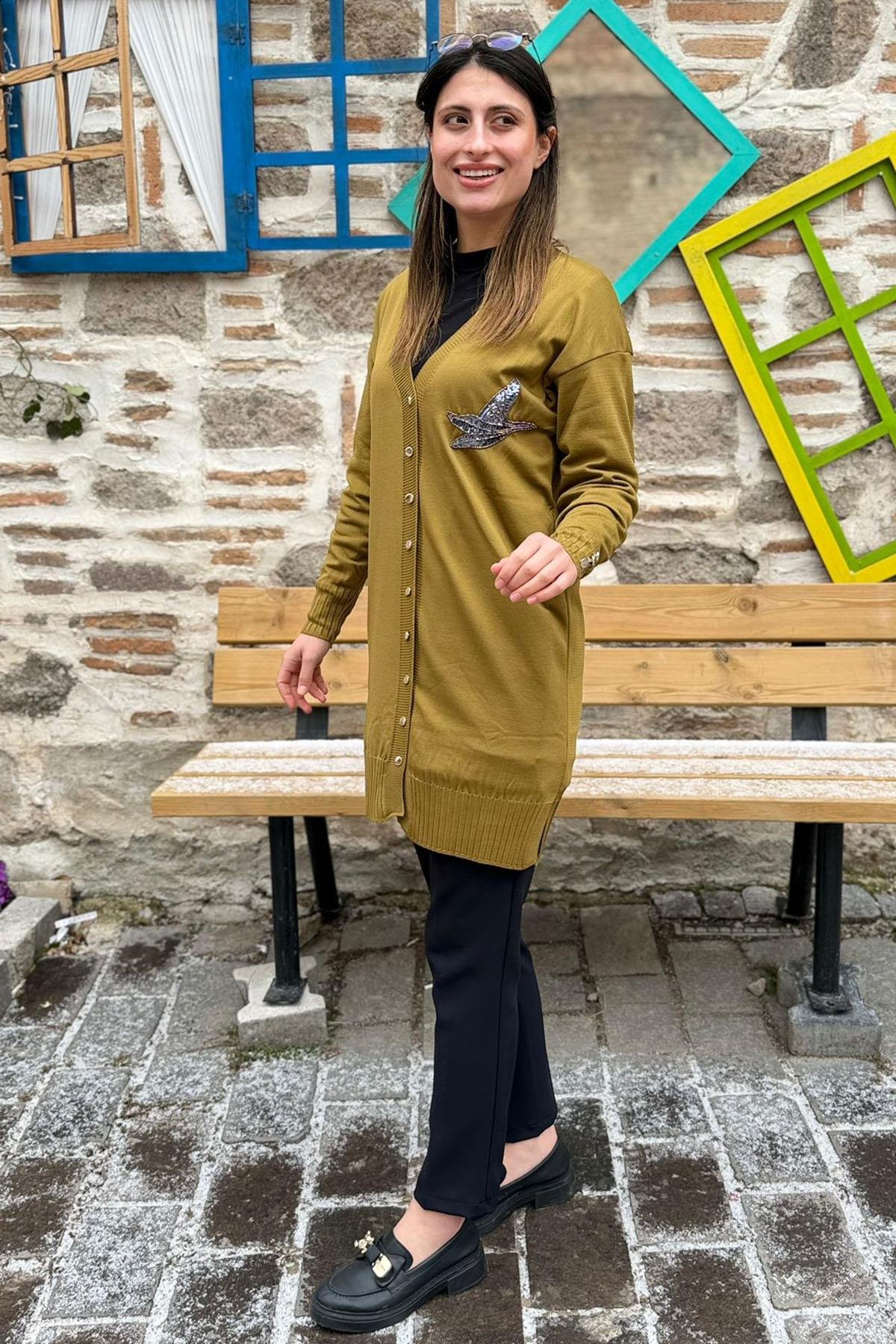 Kuş Nakışlı Pul Detaylı Triko Hırka - YAĞ YEŞİLİ