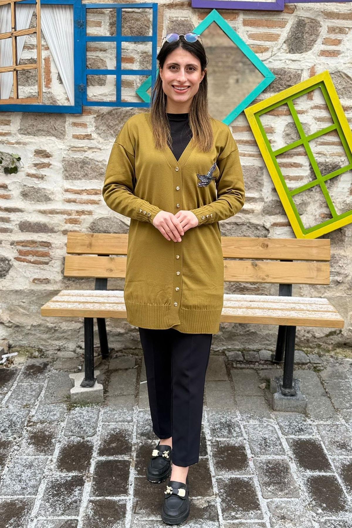 Kuş Nakışlı Pul Detaylı Triko Hırka - YAĞ YEŞİLİ