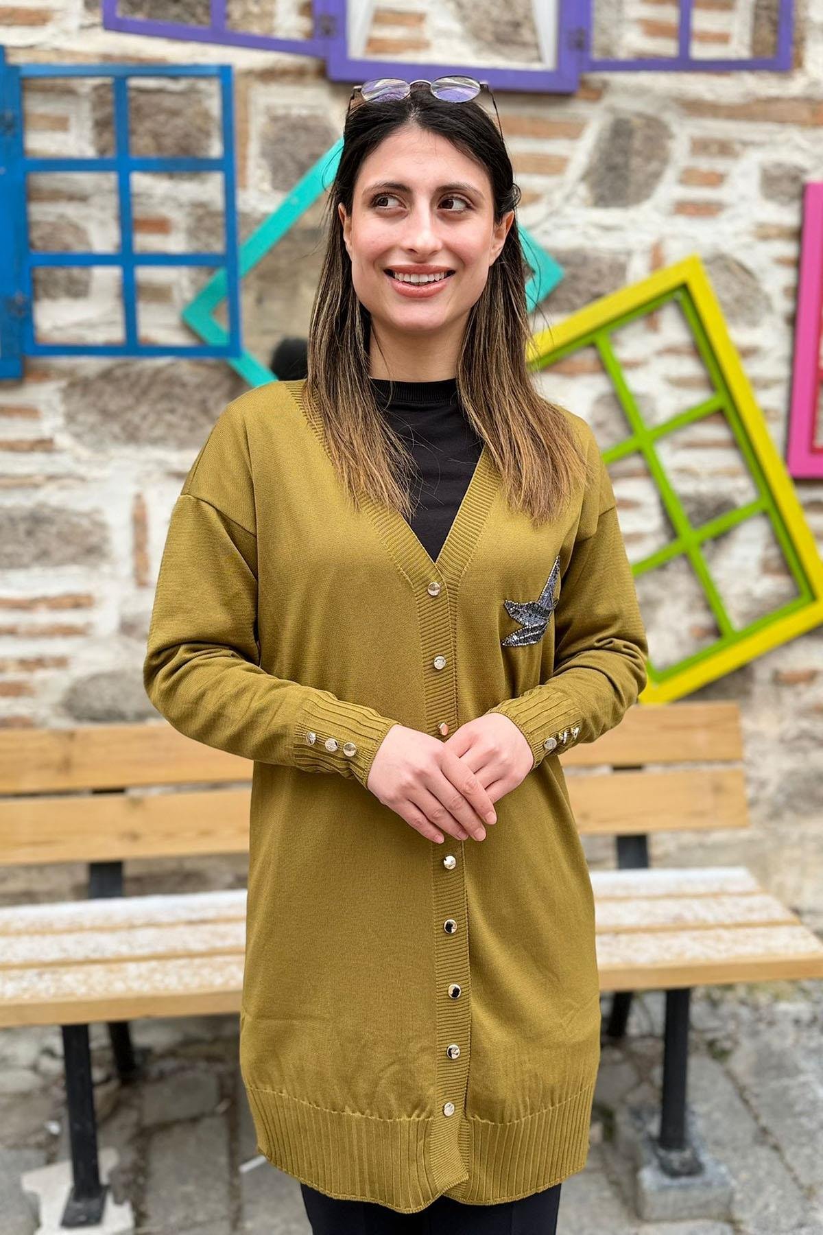 Kuş Nakışlı Pul Detaylı Triko Hırka - YAĞ YEŞİLİ