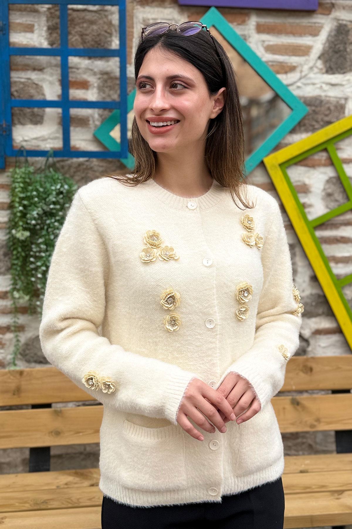 Pul Boncuk İşlemeli Düğmeli Yumoş Hırka - EKRU