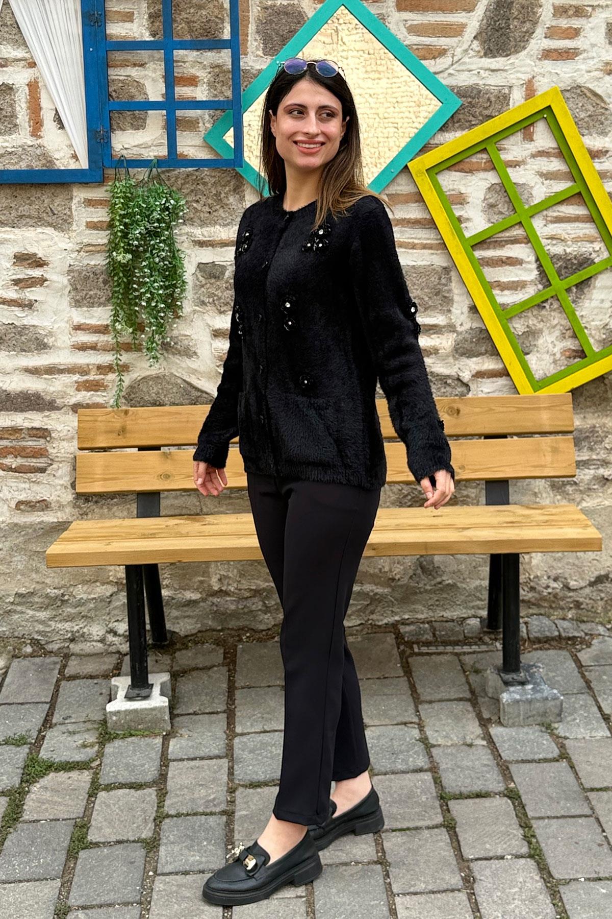 Pul Boncuk İşlemeli Düğmeli Yumoş Hırka - SİYAH