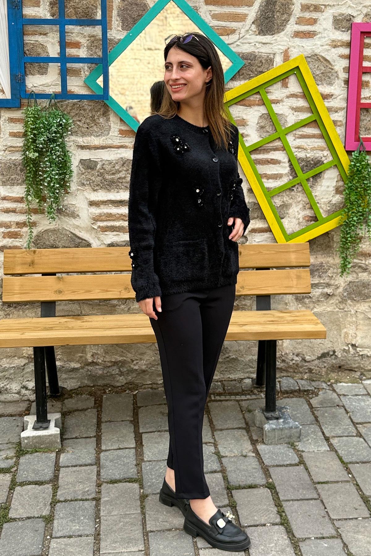 Pul Boncuk İşlemeli Düğmeli Yumoş Hırka - SİYAH