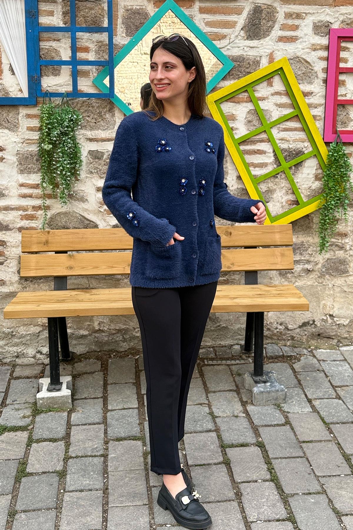 Pul Boncuk İşlemeli Düğmeli Yumoş Hırka - LACİVERT