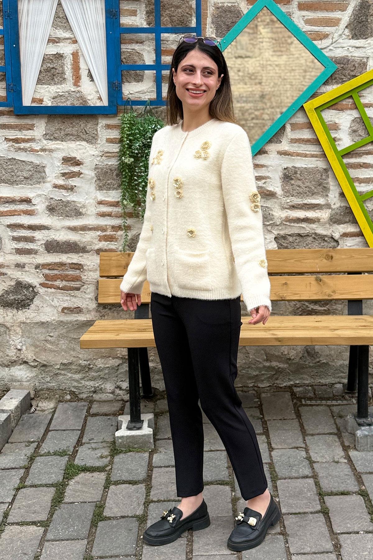 Pul Boncuk İşlemeli Düğmeli Yumoş Hırka - EKRU