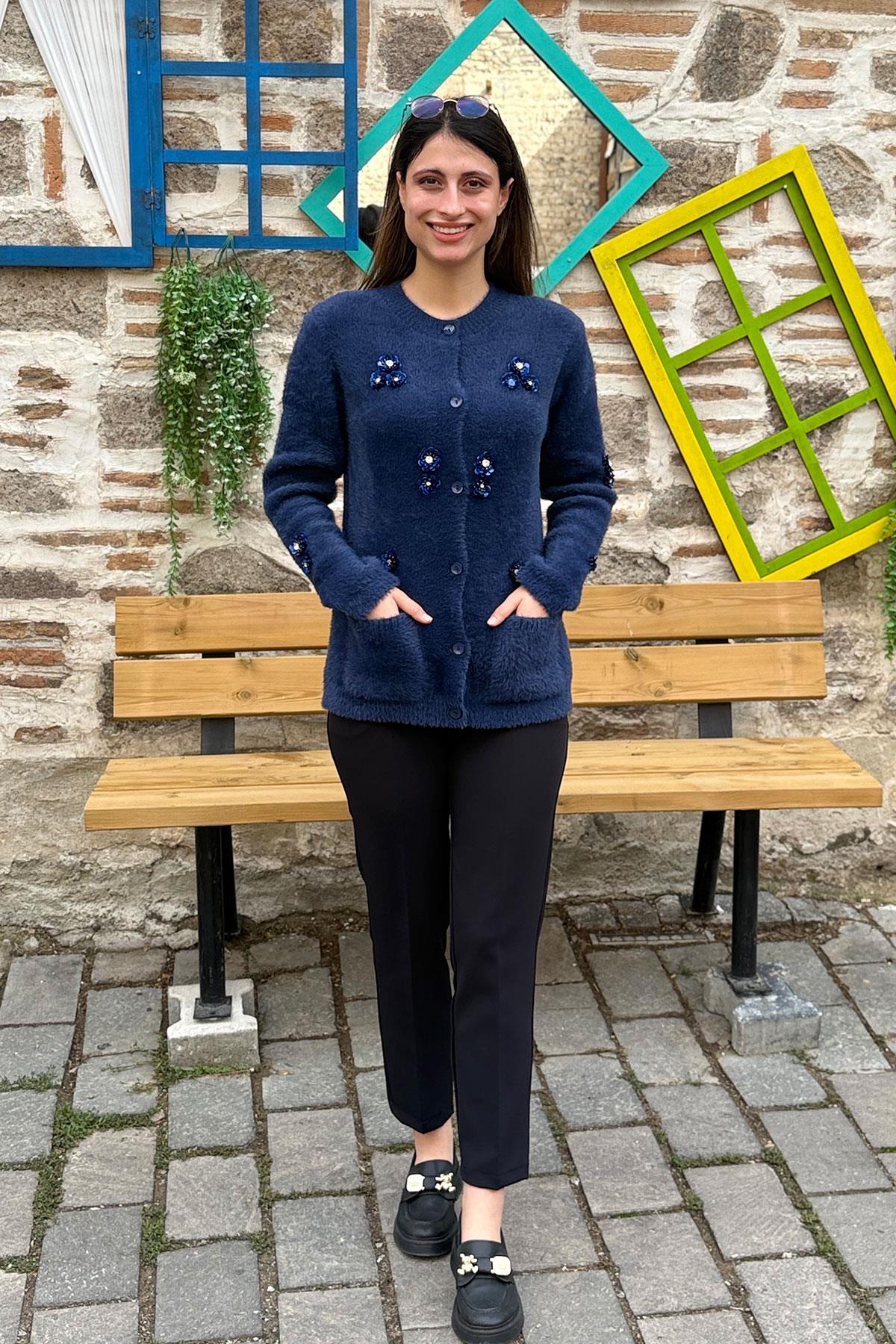 Pul Boncuk İşlemeli Düğmeli Yumoş Hırka - LACİVERT