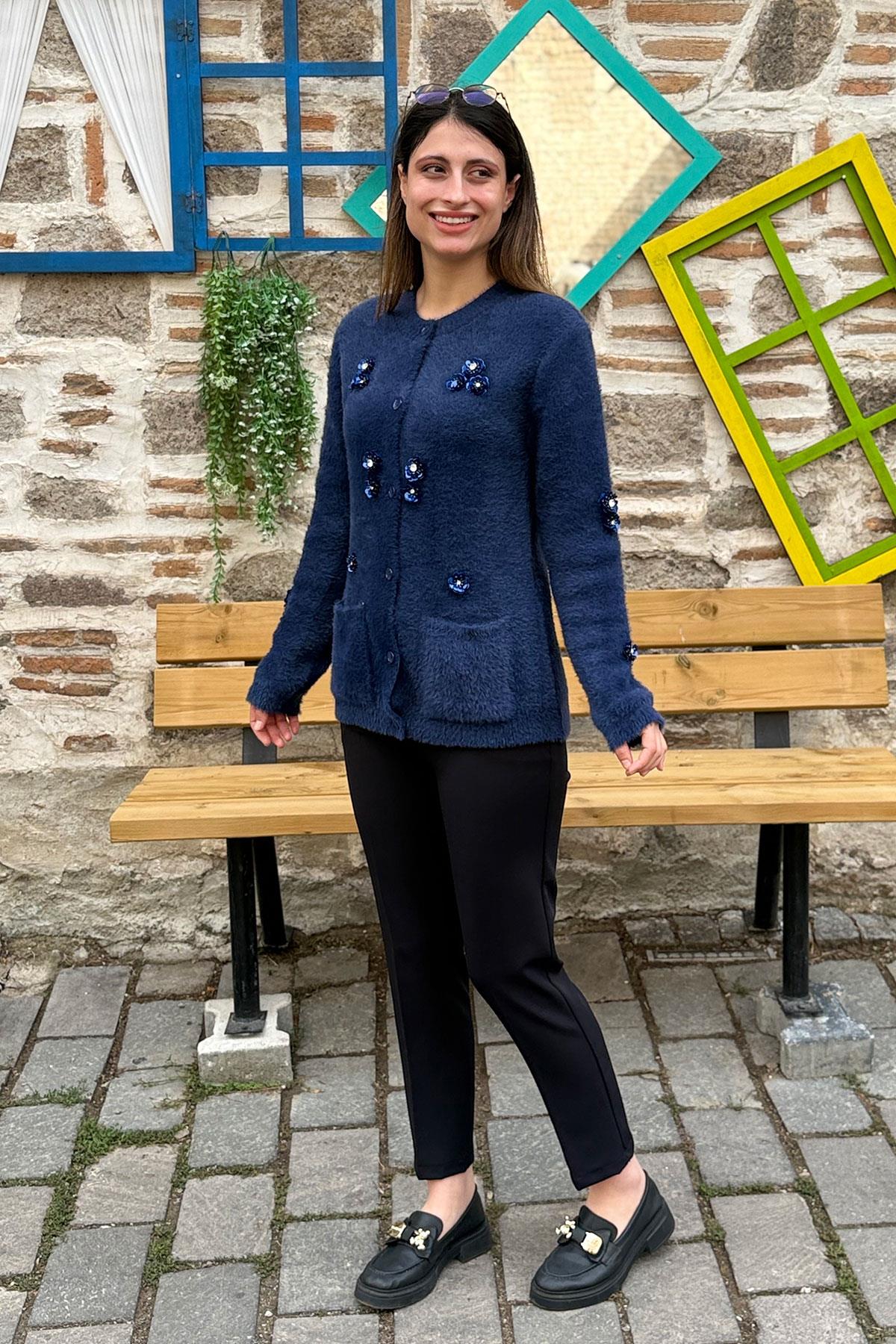 Pul Boncuk İşlemeli Düğmeli Yumoş Hırka - LACİVERT