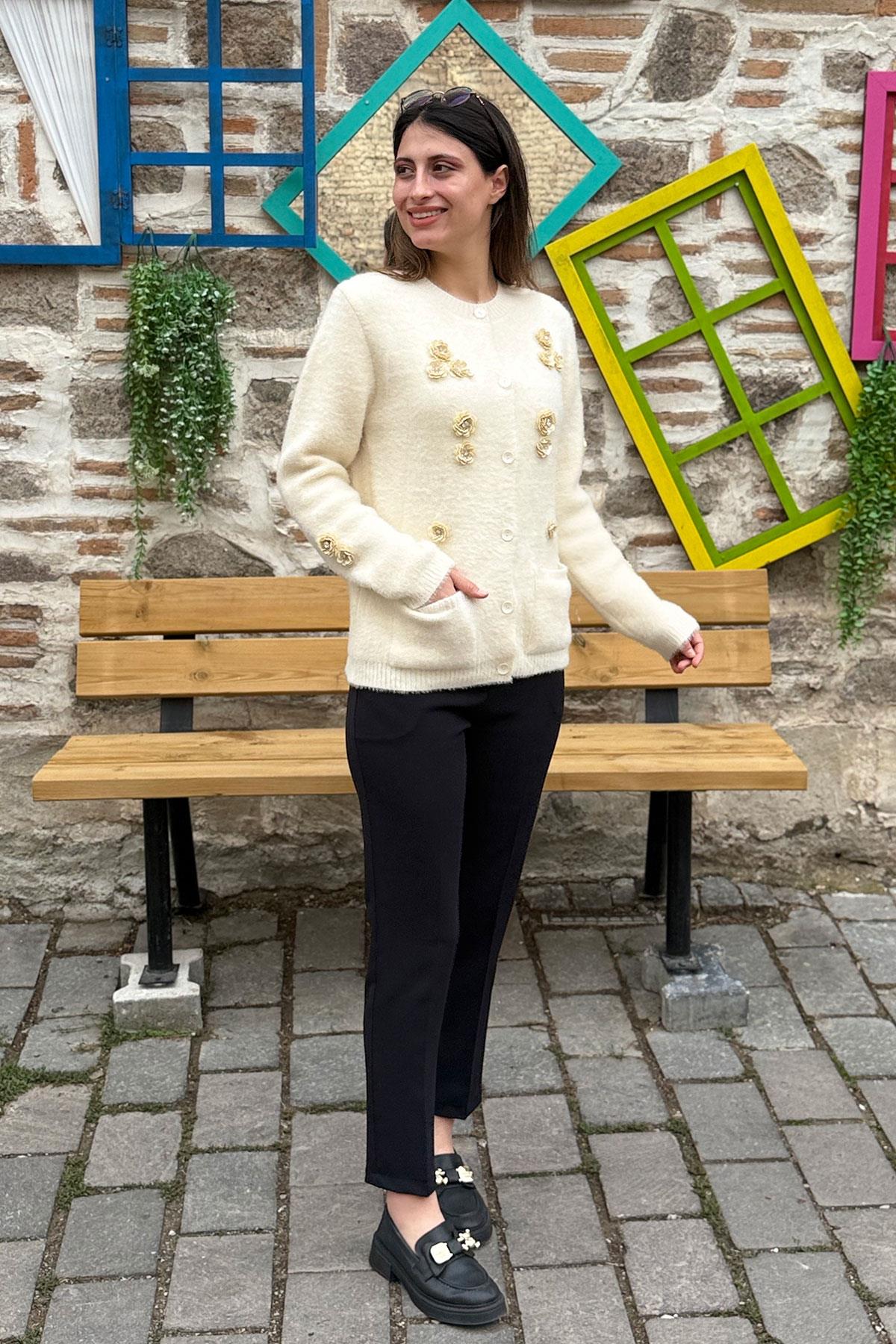 Pul Boncuk İşlemeli Düğmeli Yumoş Hırka - EKRU