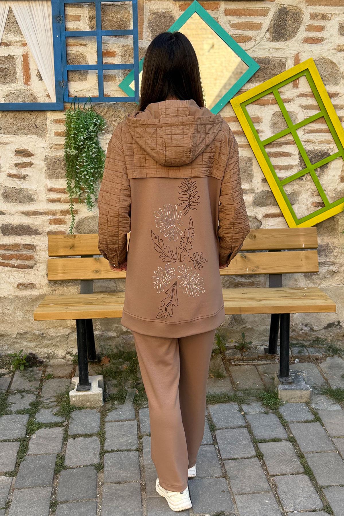 Sırtı Desenli Kapitone Garnili Pantolonlu Takım - CAMEL