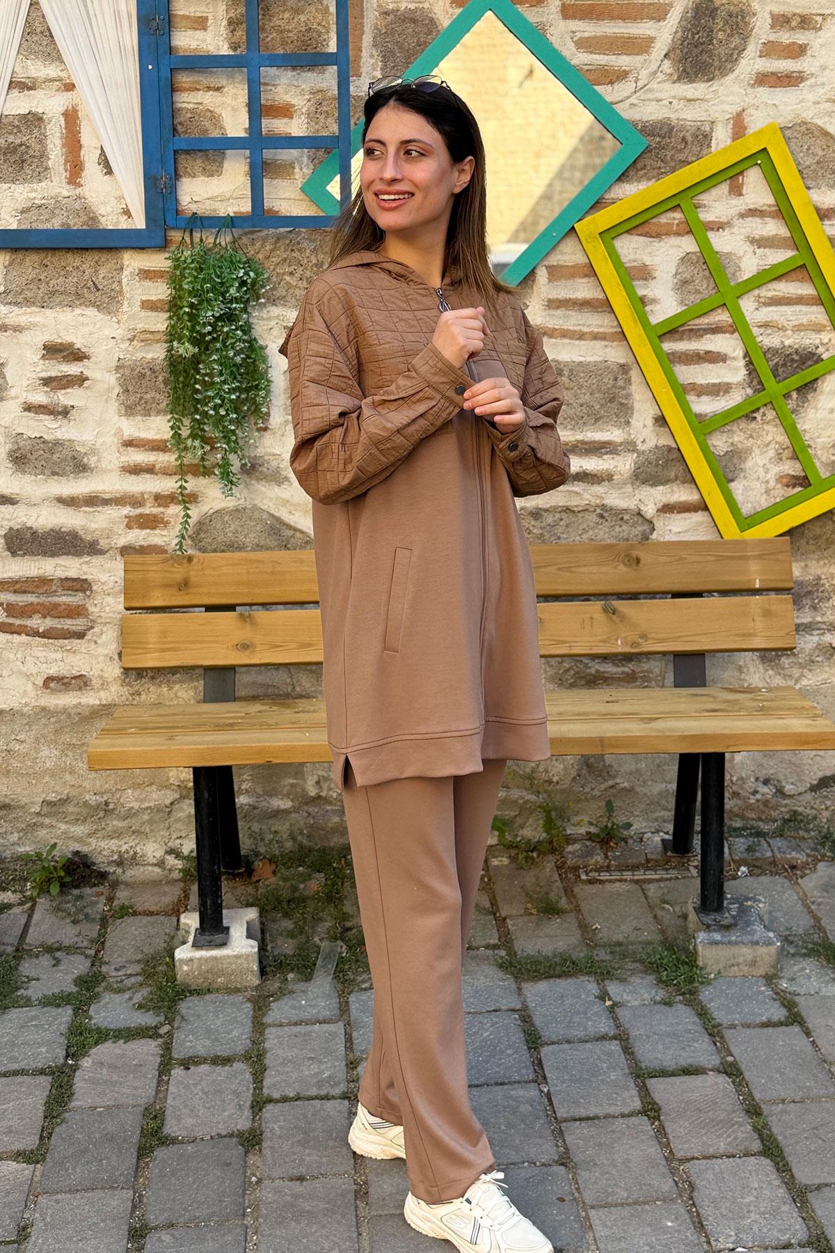 Sırtı Desenli Kapitone Garnili Pantolonlu Takım - CAMEL