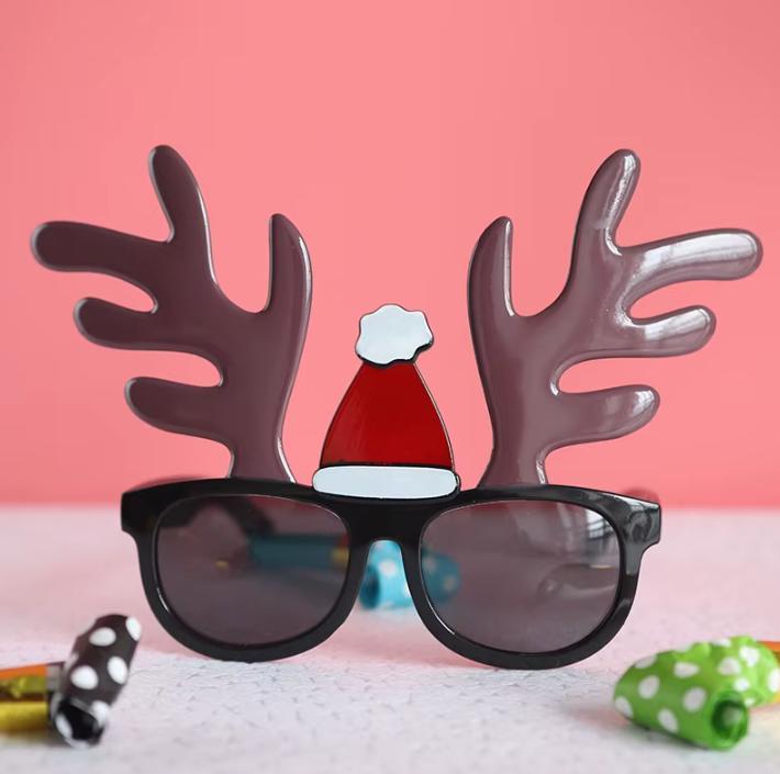 Yılbaşı Gözlüğü Kahverengi Geyik Boynuzlu Noel Şapkalı Gözlük Yılbaşı Parti Malzemeleri KostümPartim® Yılbaşı Gözlüğü - Kahverengi Geyik Boynuzları ve Noel Şapkasıyla!