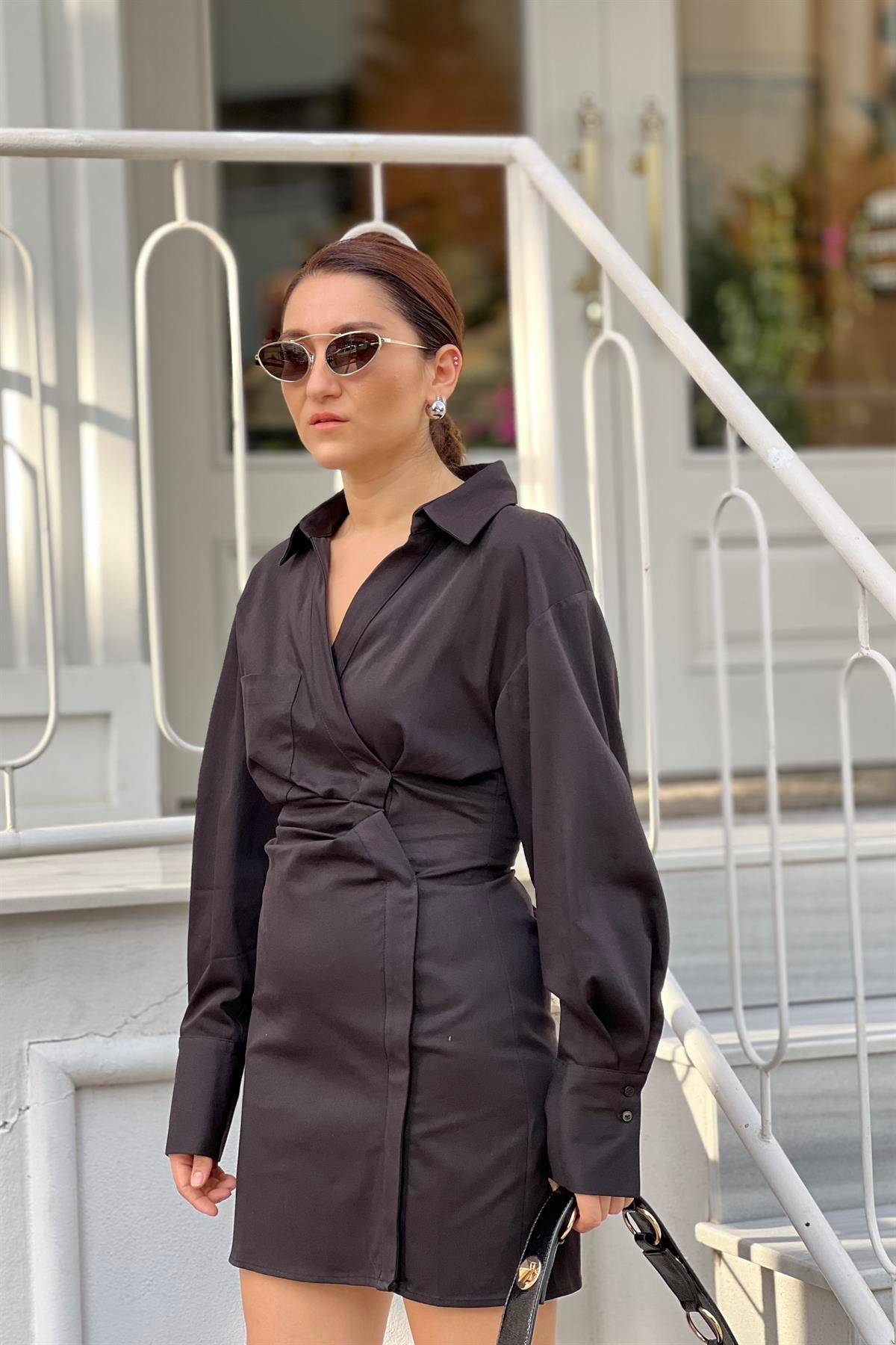 ARKASI LASTİKLİ YANDAN BÜZGÜLÜ ELBİSE