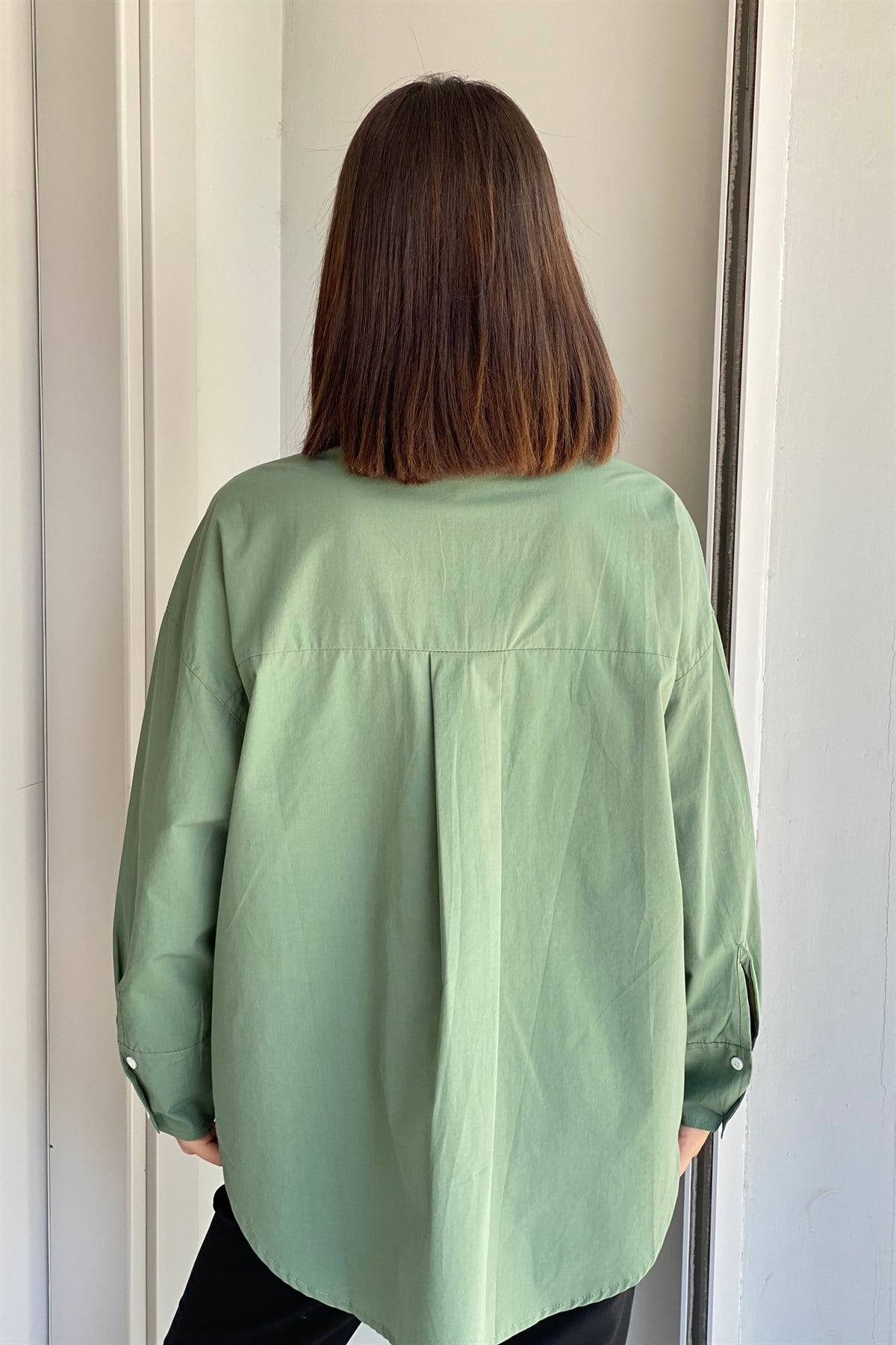 ARKASI PENSLİ OVERSIZE GÖMLEK
