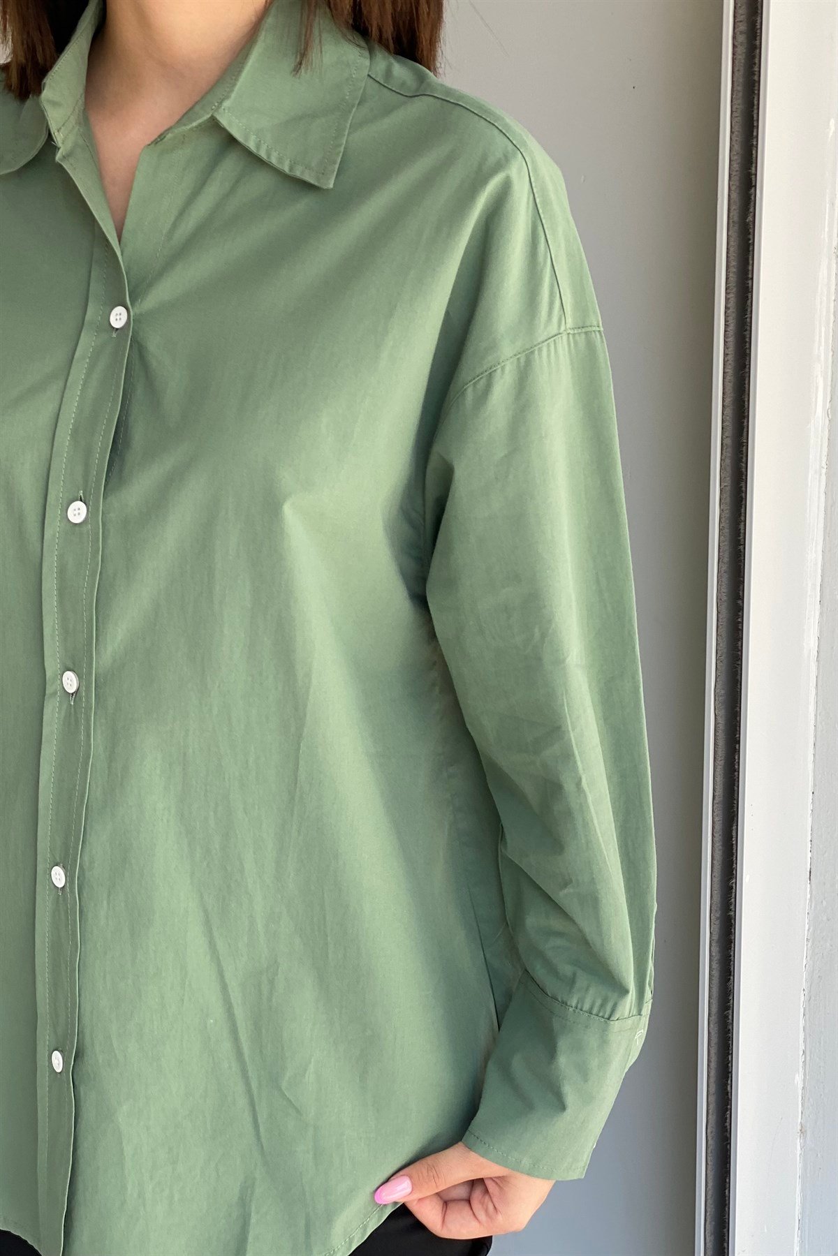 ARKASI PENSLİ OVERSIZE GÖMLEK