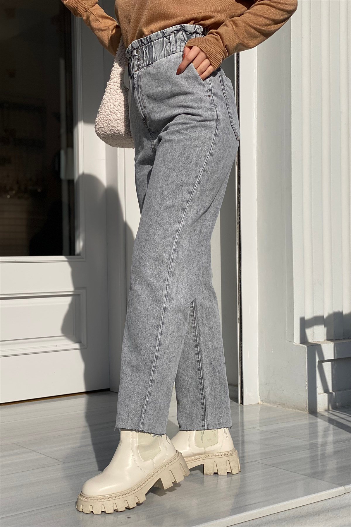 BELİ LASTİKLİ ÜÇ DÜĞMELİ JEAN