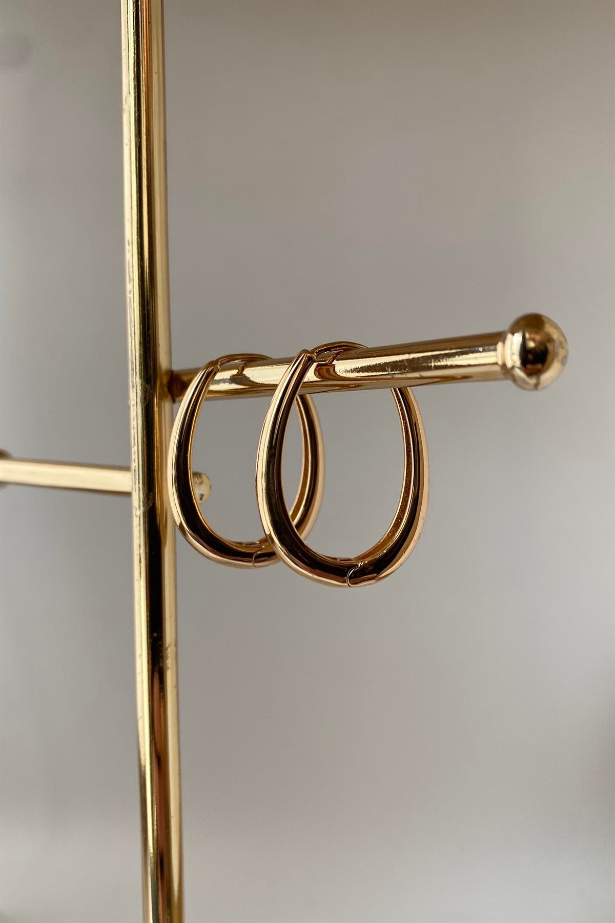 BOMBELİ U MODEL HALKA KÜPE 2,8cm