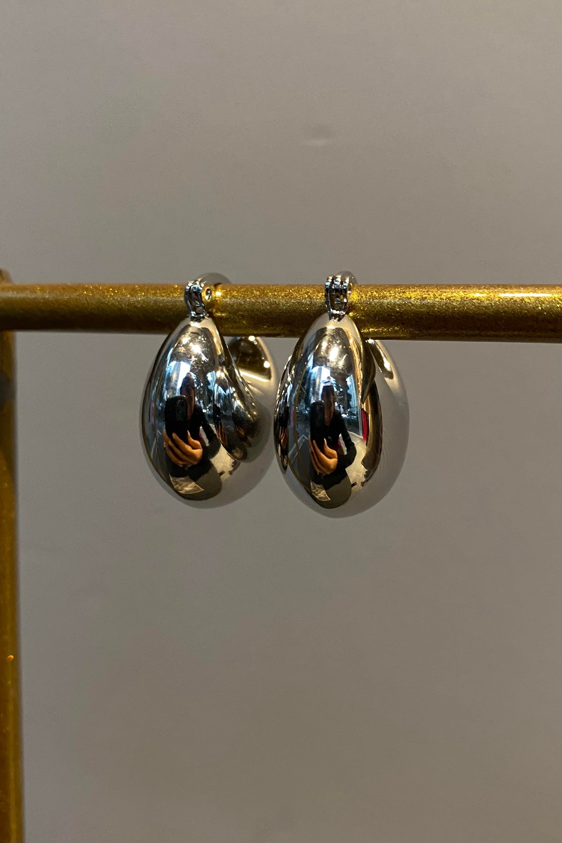 BOMBELİ YARIM AY KÜPE 2cm