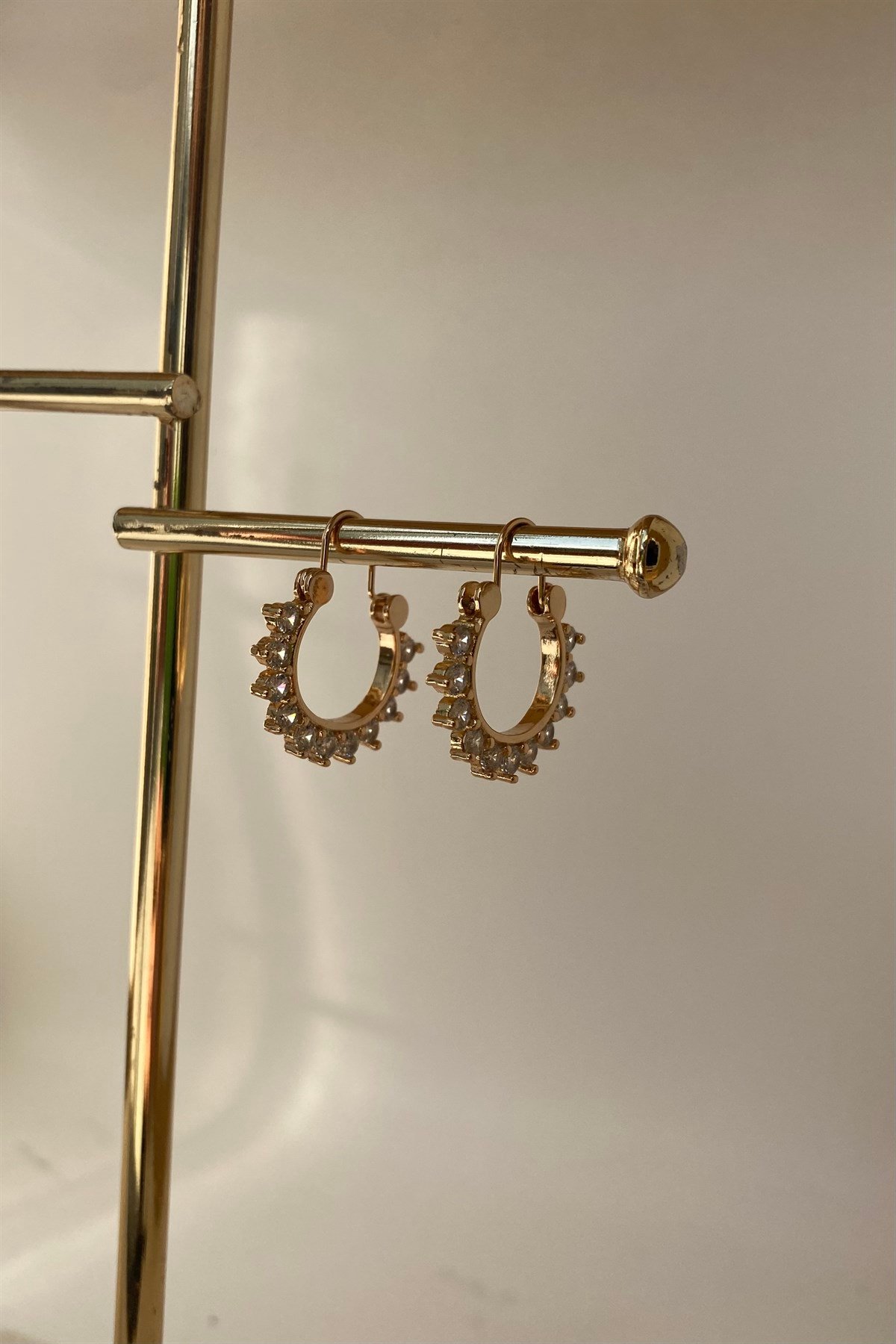 C MODEL ÜZERİ TAŞLI HALKA KÜPE 2cm