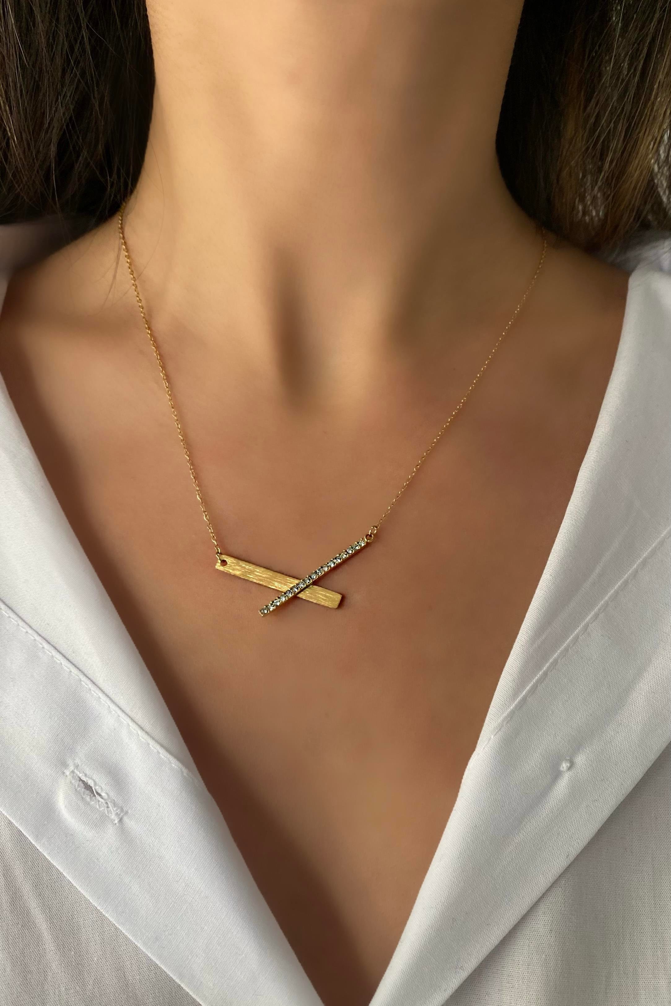 ÇAPRAZ TAŞLI PLAKA KOLYE