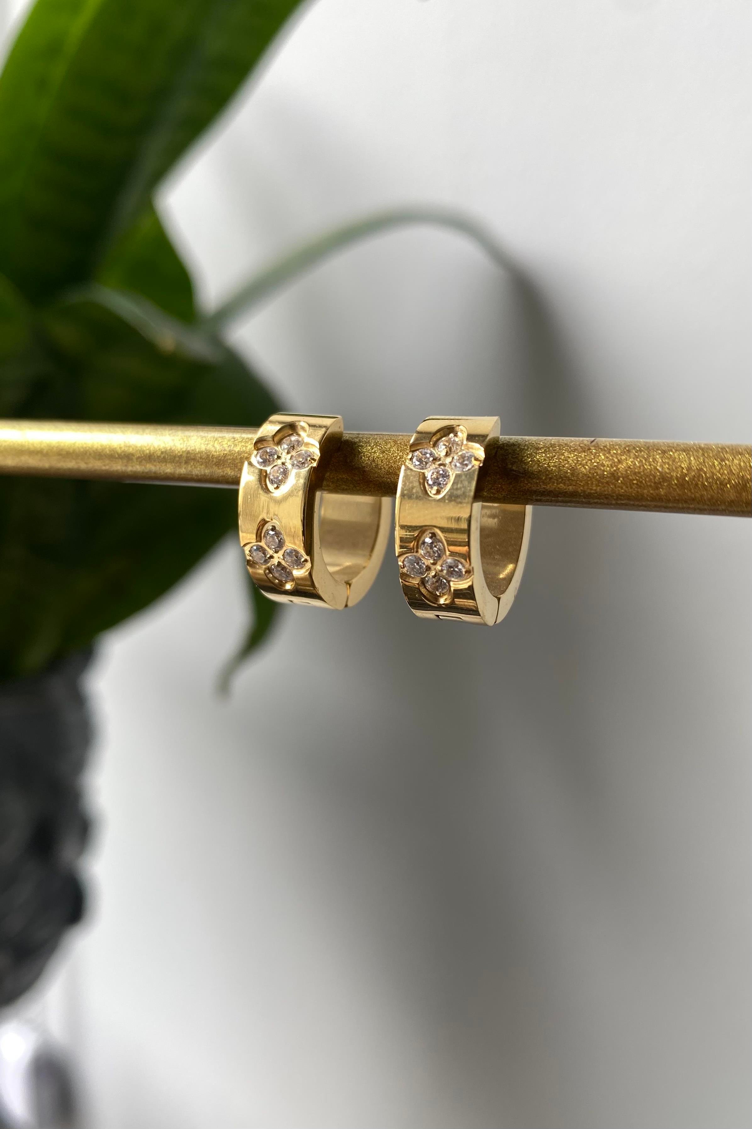 ÇELİK YONCA TAŞLI HALKA KÜPE 1,5cm