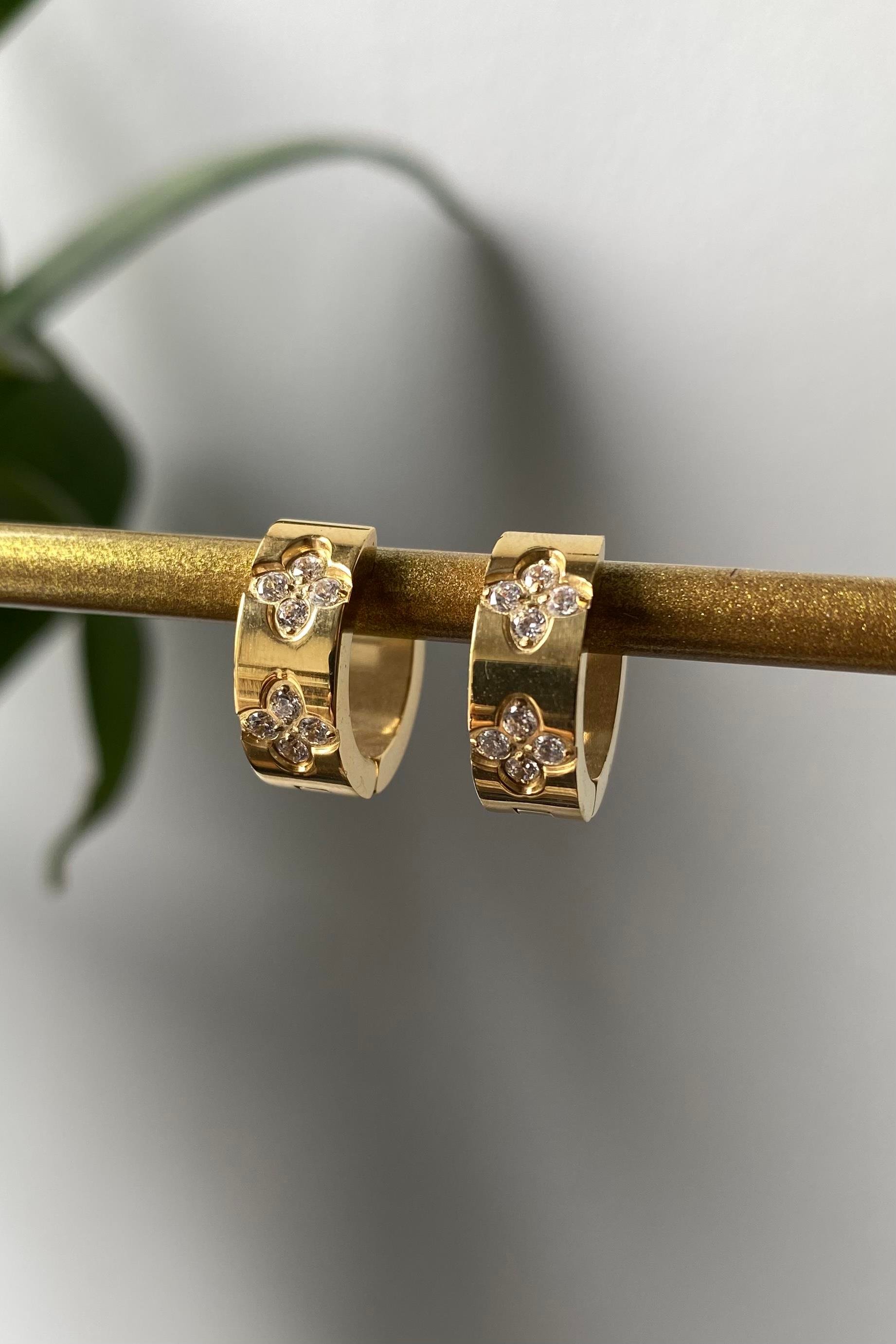 ÇELİK YONCA TAŞLI HALKA KÜPE 1,5cm