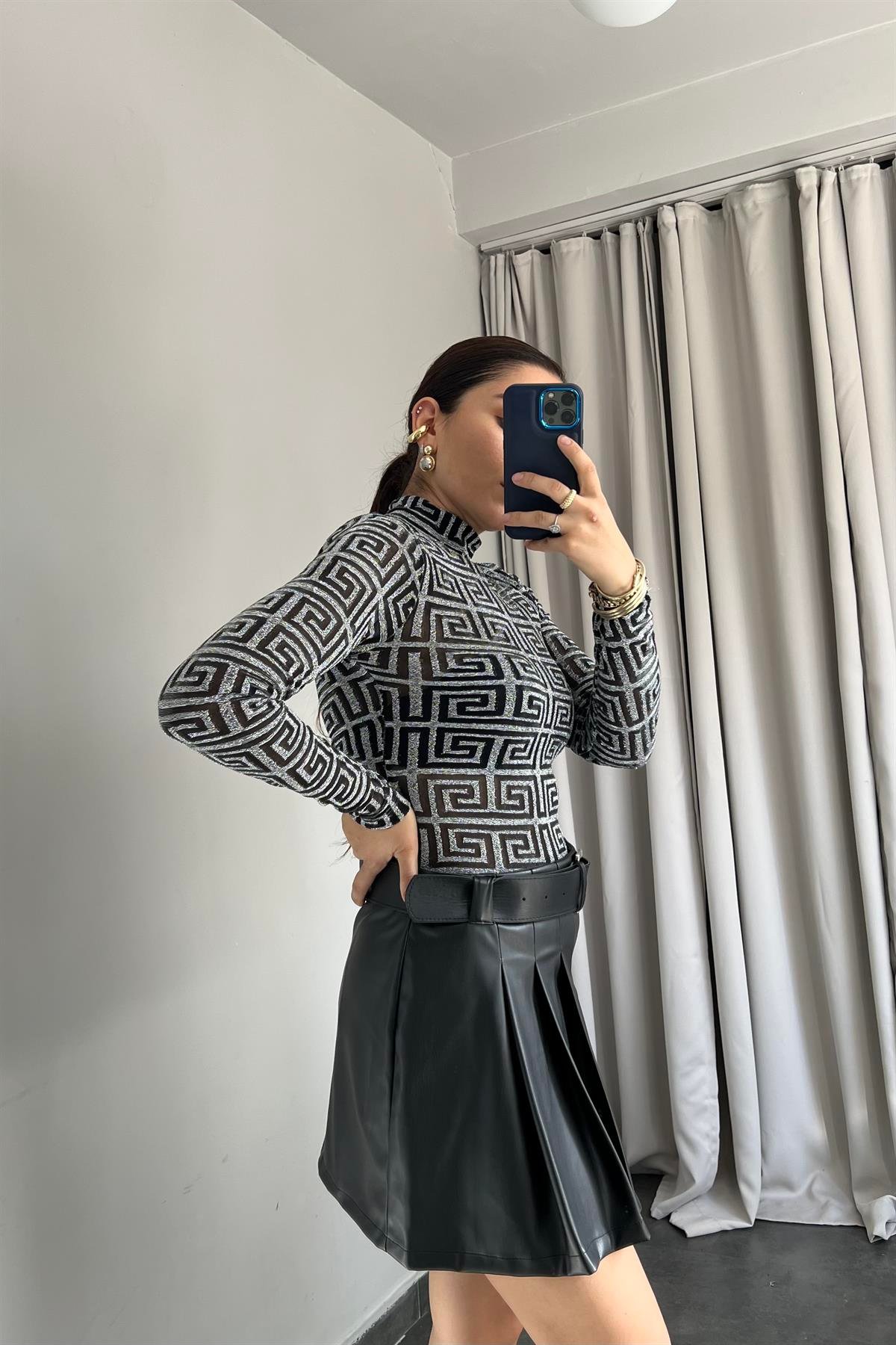 DESENLİ DİK YAKA SİMLİ BODY